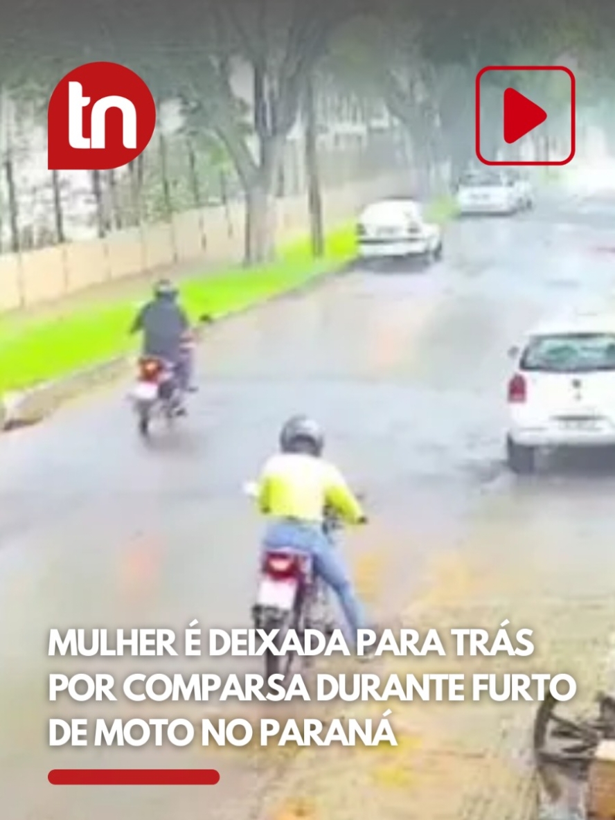 Largou para trás 🤣 Na última sexta-feira (6), um casal foi pego por uma câmera de segurança furtando uma moto em Foz do Iguaçu, no Paraná. Nas imagens é possível ver o casal chegando em uma moto. O homem desce do veículo e furta uma moto que estava estacionada na calçada. Após conseguir dar partida, saiu rapidamente com a moto deixando a comparsa para trás, que não conseguiu ligar o veículo em que estava. Ela foi detida por dois homens que testemunharam a situação. Geraldo Evangelista, delegado responsável pelo caso, informou que nenhuma das vítimas procurou a polícia para registrar a ocorrência, tanto pelo roubo do veículo quanto pelas agressões sofridas pela mulher. A Polícia Civil de Foz do Iguaçu iniciou um inquérito para investigar o caso e identificar os responsáveis. A investigação será conduzida com base nas imagens e terá um prazo de 30 dias para ser concluída. #noticias #informação #tnonline #paraná #fozdoiguaçu #crime #furto #flagrante 