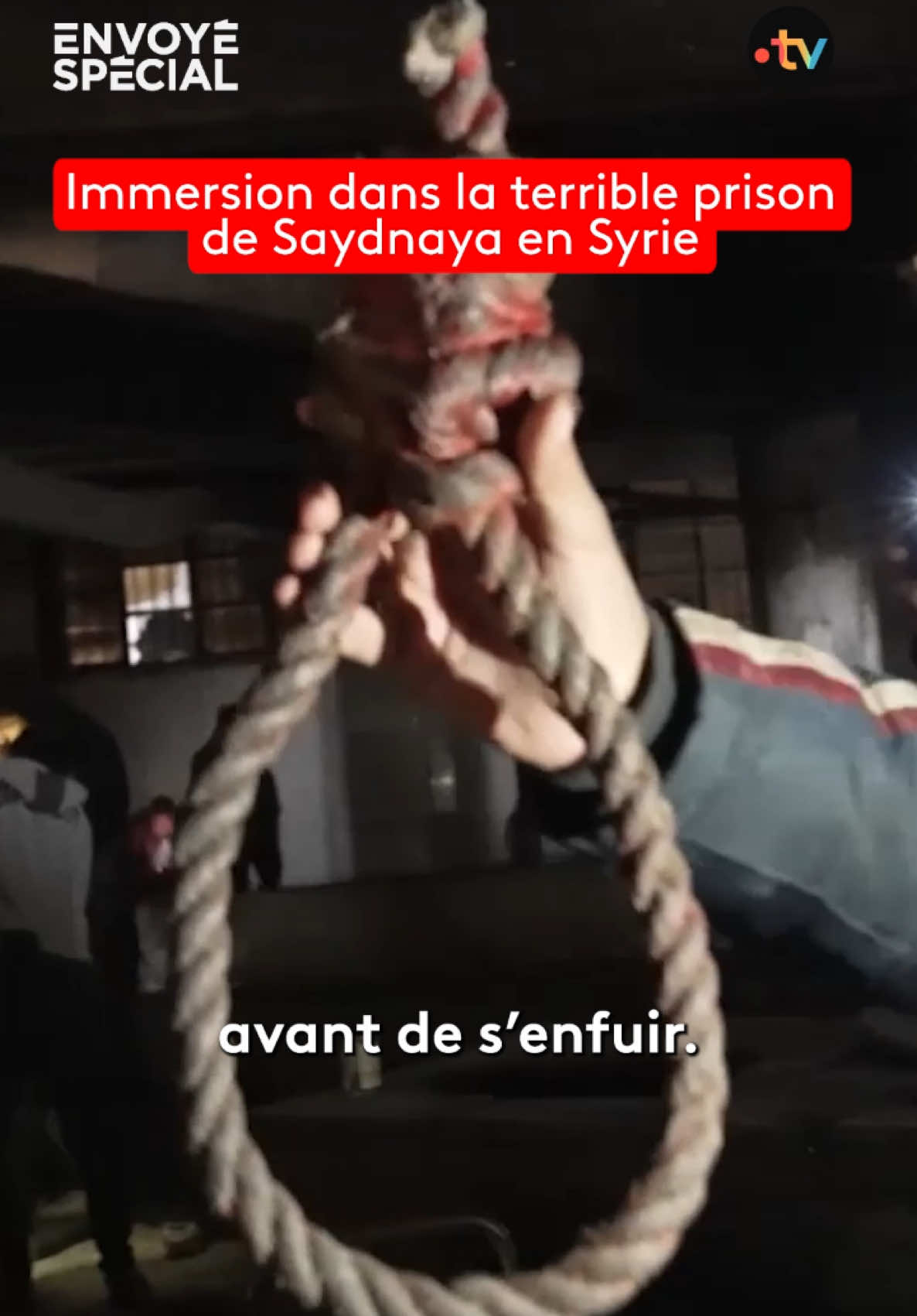 🔴 #EnvoyéSpécial en immersion dans la terrible prison de Saydnaya en #Syrie. Des milliers de Syriens cherchent leurs proches disparus dans ce lieu de tortures d'exécutions et d’emprisonnements arbitraires. 📺 Un reportage exclusif à découvrir jeudi  (🔗 lien dans la bio)