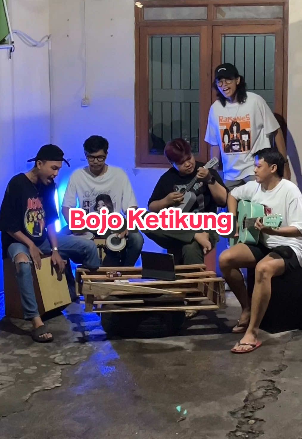 KOE KANCAKU SING JARENE CSKU ❗️🙊 #artisangitarindonesia #artisangitar #tongkrongan #nongkrong #fyp #viral #dangdut #dangdutkoplo #koplo #ndx #ndxaka #ndxakafamilia 