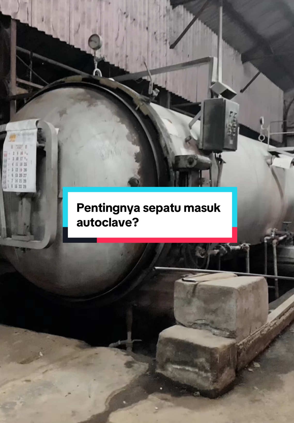 Apakah penting sepatu masuk ke dalam oven? Penting dong untuk menjaga kekuatan dan ketahanan agar sepatu menjadi tahan lama. #sepatu #pabrik #brand #oven 