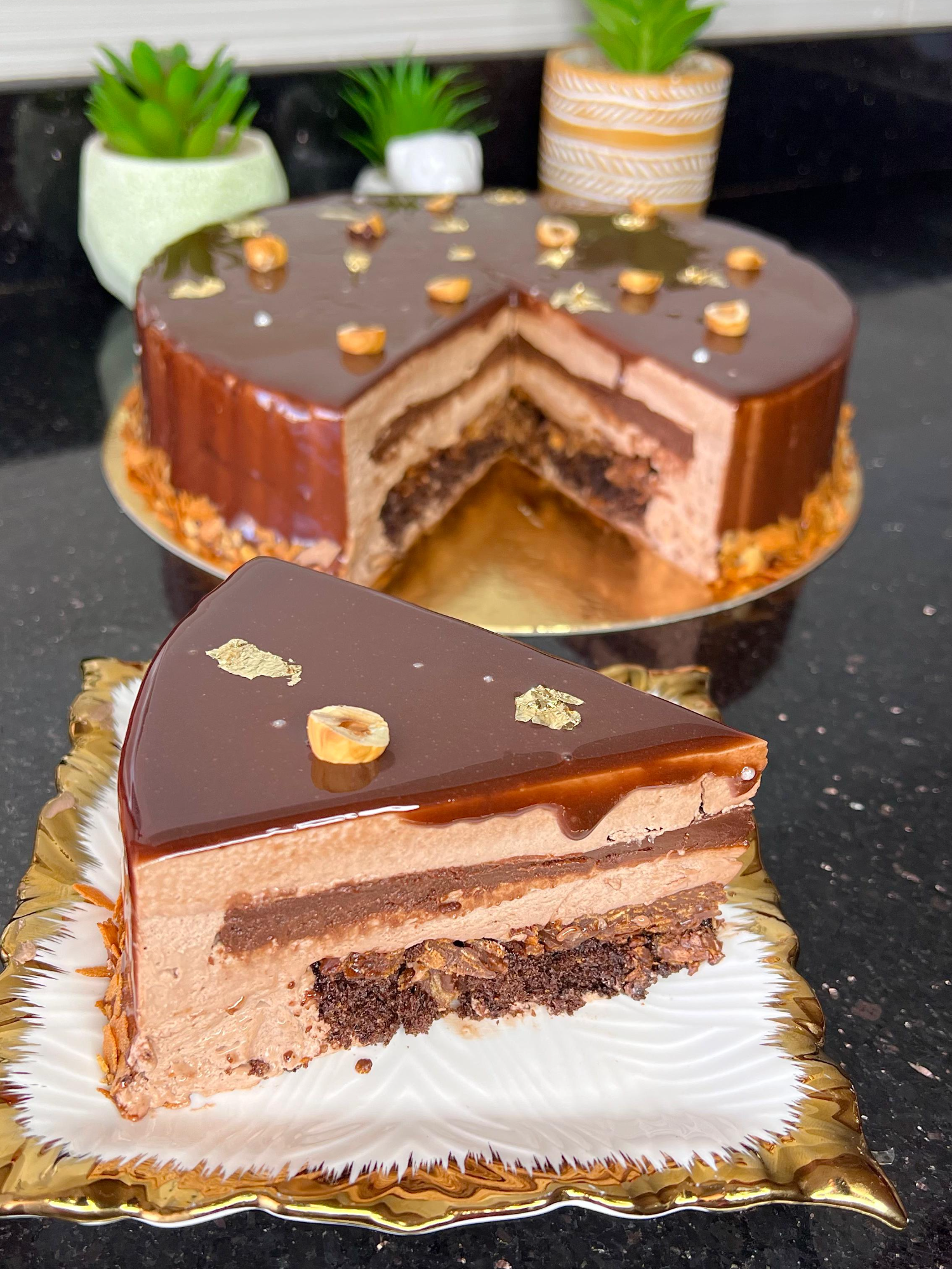 انترومي شكولا Entremet chocolat مع جميع الاسرار لي كيخبيوها عليك المحترفين 👌لعبارات بالكاس الملعقة و الغرام المكونات👇👇 البسكوي 👇 2 حبات بيض رشة ملح كيس سكر فانيلا نص كاس سكر 70غ م.ك كاكاو 10غ م.ك دقيق 30غ م.ك بودرة اللوز 15 نصف م.ص خميرة الحلويات الطبقة المقرمشة 👇 م.ك براليني باللوز 70غ م.ك شوكولاطة مدابة 70غ كاس و ربع فويتين 70غ كناش شوكولاطة للحشو 👇 شوكولاط نوعية جيدة 150غ كاس غير مملوء كريمة سائلة 150غ موس الشوكولاطة 👇 كاس الا ربع حليب 100غ صفار بيضتين ربع كاس سكر 40غ كيس سكر فانيلا 3 اوراق جيلاتين شوكولاطة 150غ كاس غير مملوء كريمة سائلة 150غ 3 كؤوس و ربع كريمة سائلة 500غ كلاصاج ميروار 👇 3 م.ك كليكوز 150غ كاس سكر 150غ نصف كاس ماء 75غ كاس الا ربع كريمة سائلة 100غ شوكولاطة 150غ 3 اواق جيلاتين #عنوان_الحادكة #اسهل_الجينواز😍😍😍😍 #جينواز_اسفنجية #جينواز_كيك #اونترومي #كاطو_رويال #كاطو_كلاصي #كاطو_كلاصي #حلوة_راس_السنة #حلوة_عيد_ميلاد #entremet #entremetchocolat