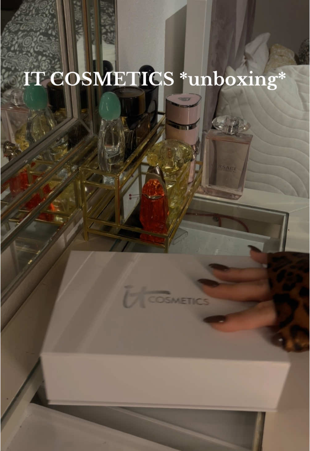 Unboxing my black friday order #blackfriday #blackfridaysale #blackfridaydeals #itcosmetics #cccream #byebyeundereye #glow #base #foundation #concealertutorial #korektor #makeup #order #bestellung #makeuporder #aesthetics #CleanTok #leopard #girltherapy #advent #fyp #videoviral 