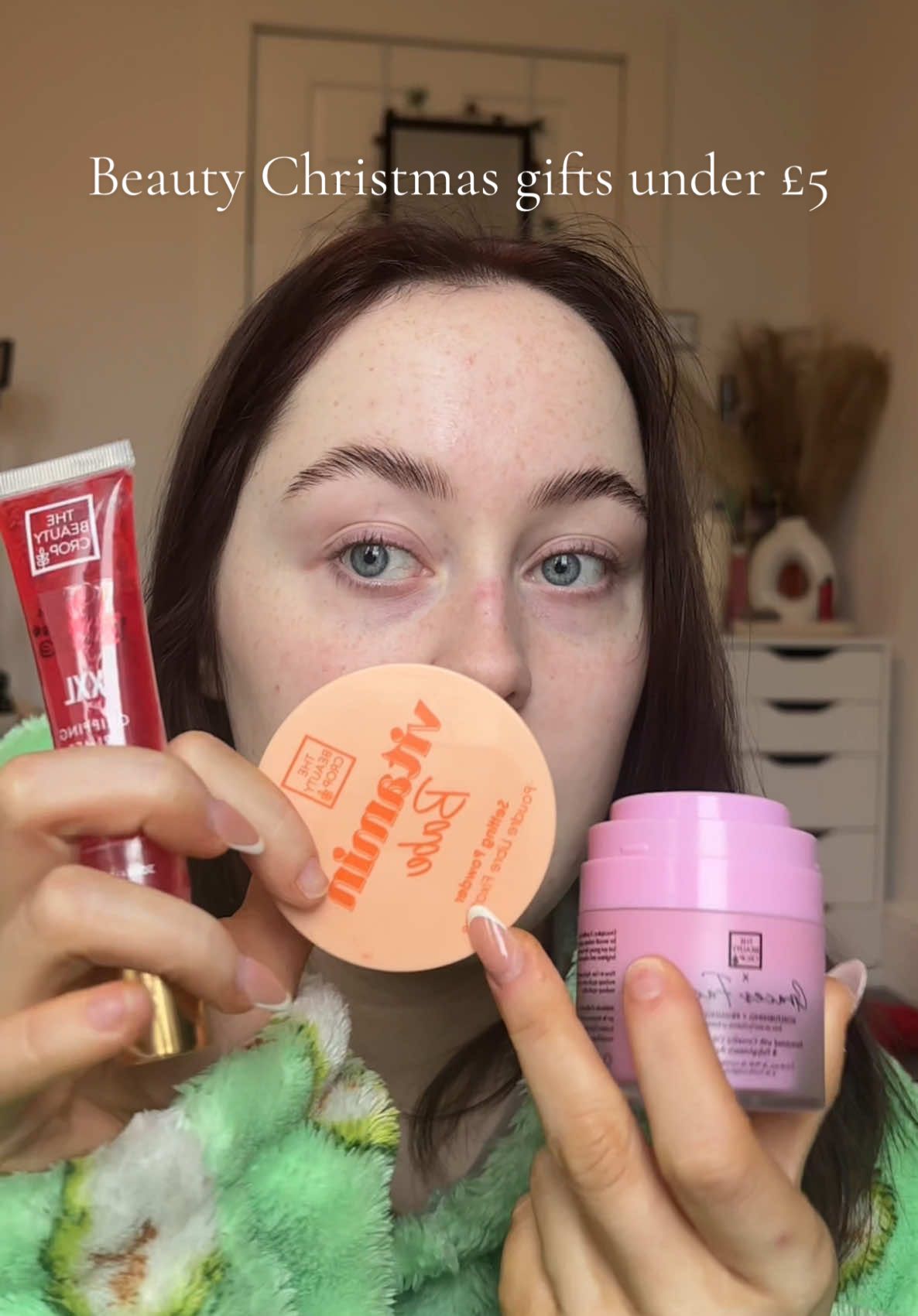 Beauty christmas presents under a fiver!! @thebeautycrop have some insane deals on so obv had to come on and talk about my faves!! #christmasgifts #christmaspresents #giftideas #beautycrop #thebeautycrop #makeup #beauty #tiktokmademebuyit