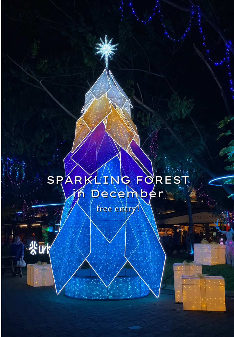 Ngechill ditemenin aurora✨ #auroraforest #urbanforestcipete #christmasdecorations #christmasinstallation #placetogojkt #jakarta #tempatviral