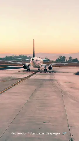 Has visto aviones haciendo fila para despegar? Ve este video hasta el final…Vámonos!!! 🛫✨🫶🏻🙏🏻 Dios con nosotros!!! #parati #viajar #aeropuerto #airport #travel #plane #airplane #sky #readysetlift #amanecer 