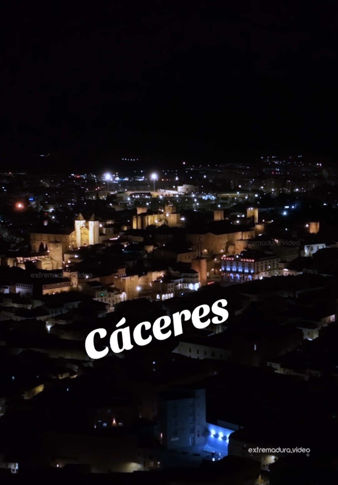 ✨🌙 Descubre la magia de la parte antigua de Cáceres desde las alturas bajo las estrellas 🌌🏛️. Desde un plano general captado con drone, la iluminación de sus monumentos y calles empedradas revela toda su majestuosidad y encanto histórico. 📽️ Déjate sorprender por estas vistas únicas de Cáceres por la noche, donde el pasado y la belleza se encuentran desde otra perspectiva. 💬 ¿Os gustaría ver más contenido de Cáceres por la noche? Déjanos tu respuesta en los comentarios y cuéntanos qué lugares te gustaría explorar desde el aire o a pie. 👇 #Cáceres #PatrimonioDeLaHumanidad #CáceresPorLaNoche #HistoriaViva #TurismoCultural #Extremadura #ReelCáceres #VistasNocturnas #PlanosDrone 