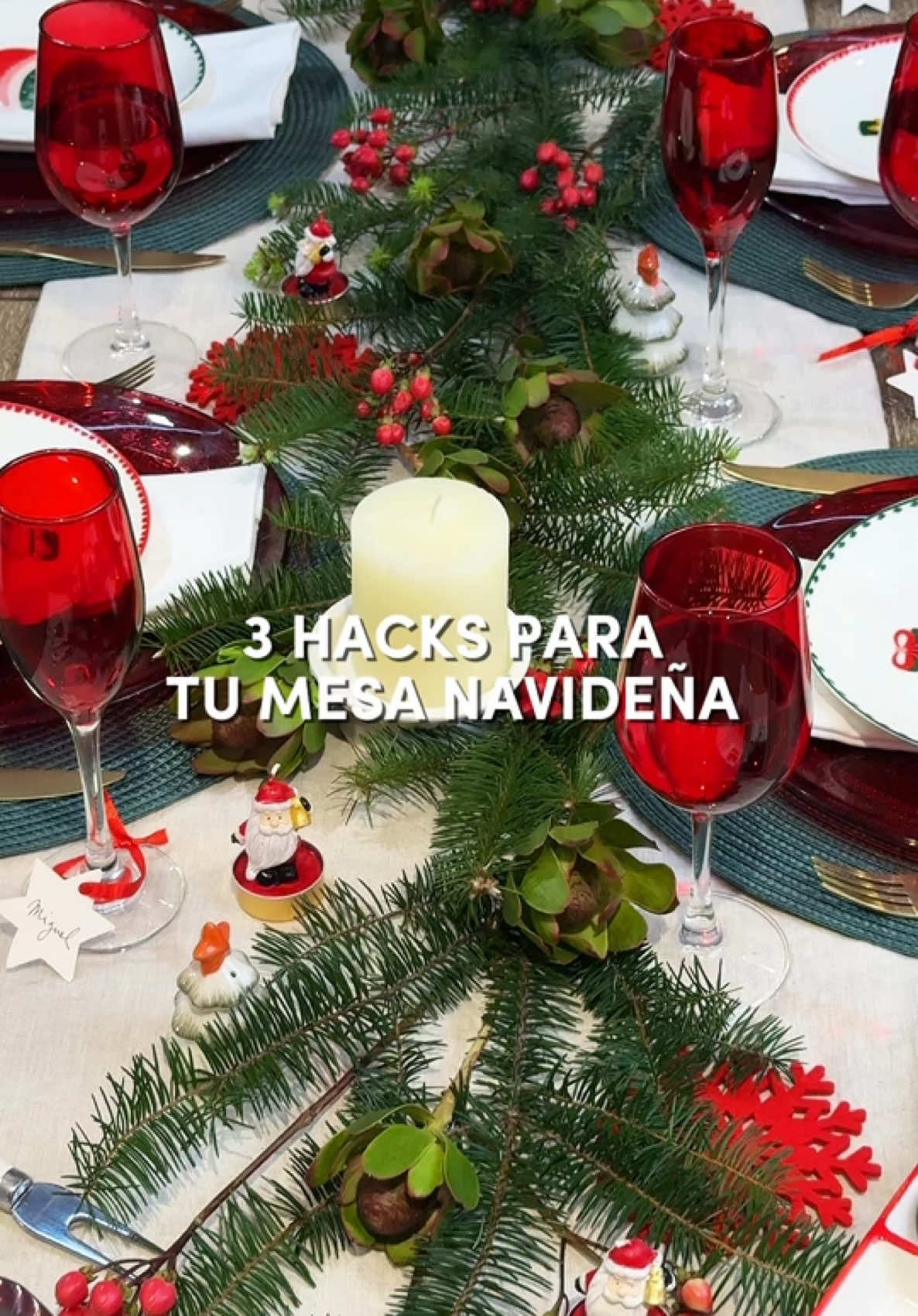 3 Hacks para decorar tu Mesa de Navidad🍴🎄 Personaliza tu espacio, llena de detalles creativos que representen tu estilo y disfruta junto a las personas que más quieres✨ Encuentra todos los elementos para tu Mesa de Fin de Año en Falabella💚🎁 Set Bowls Rojo Roberta Allen: 🔎 881554845 Set Platos Rojo Roberta Allen: 🔎 881554931 Plato Cascanuez Roberta Allen: 🔎 883157633 Plato Trineo Roberta Allen: 🔎 883157729 Set Copas Vino Roja Mica: 🔎 16928310 Set Copas Champagne Roja Mica: 🔎 16928311