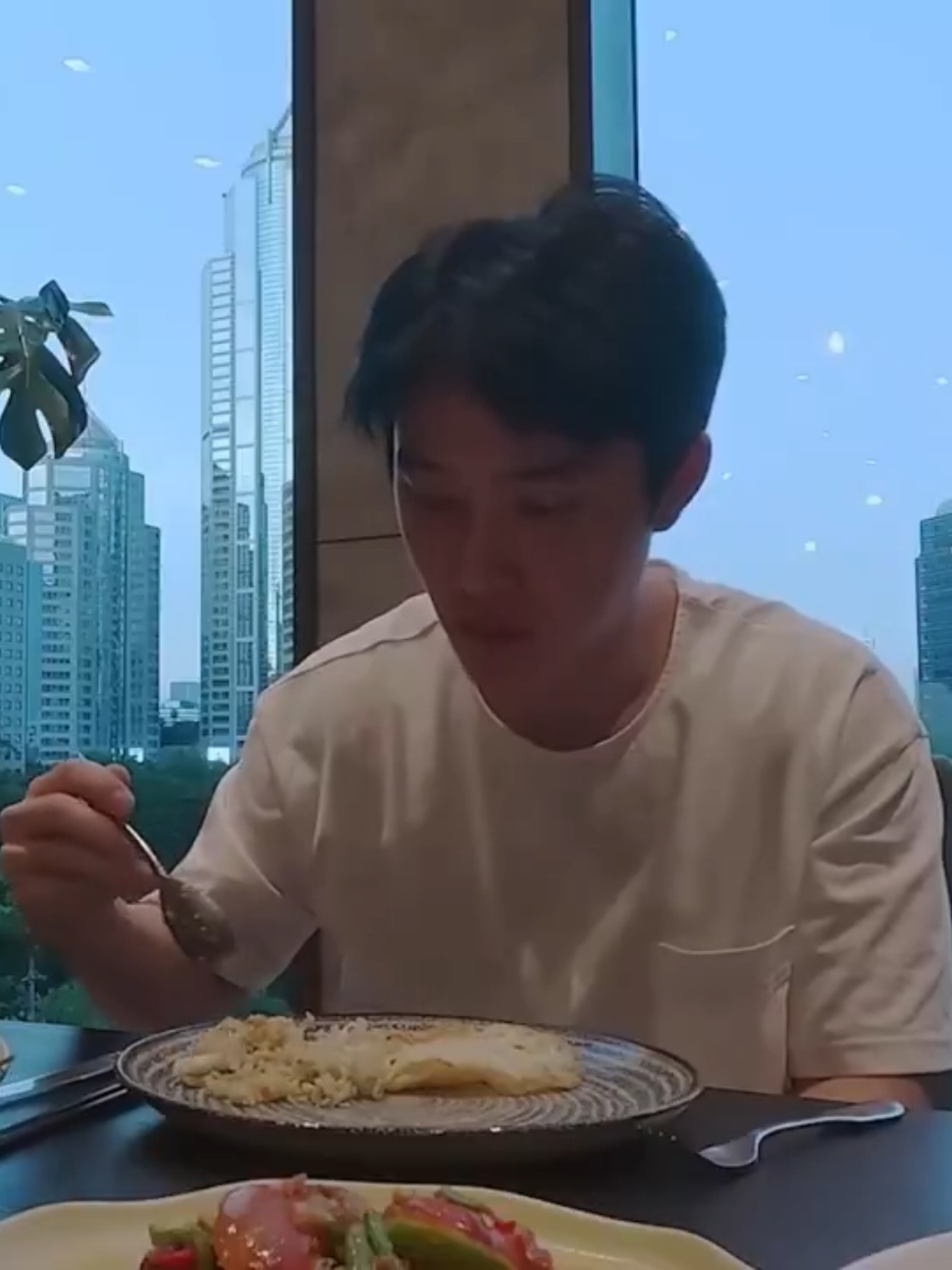 gemes bgt ekspresinya nemu makanan enak🤣🤣  #dohkyungsoo #kyungsoo #도경수 #companysoosoo #koreanactor #idol #fyp #foryou #tiktok 