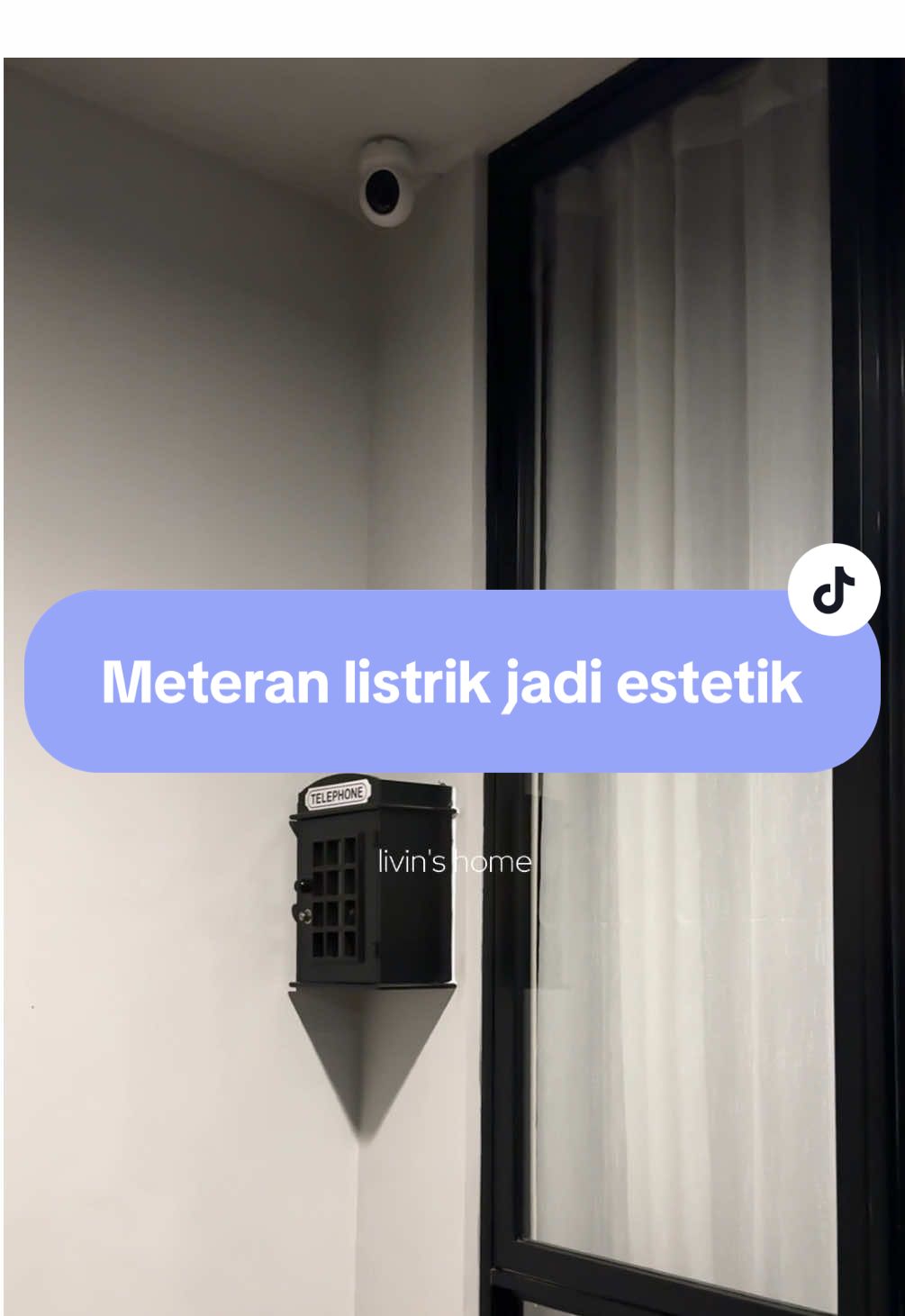 Bukan telepon, tapi ini box meteran listrik! 😉 selain buat lebih aman, ini juga estetik ya jadi dekorasi di teras gitu 😆 aku pilih warna hitam biar sesuai juga sama jendelaku. Yang mau samaan, klik keranjang kuning atau link di bio no. 35 ya! #livinshome #homedecor #rumahminimalis #terasrumah #boxmeteranlistrik #penutupmeteranlistrik #inspirasirumah 