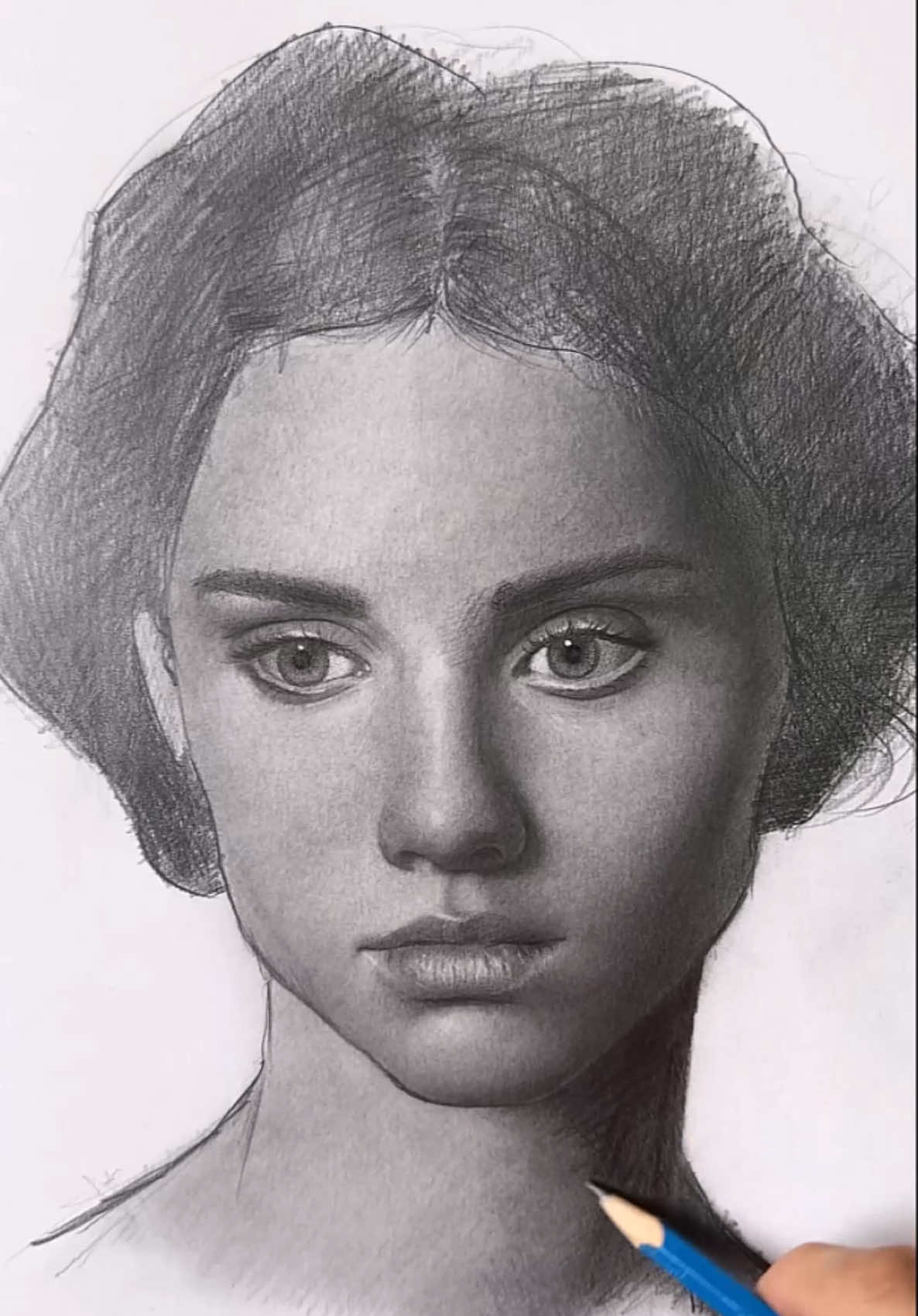 Exercício de rotina aqui no estúdio.  Esse é um retrato clássico. Temos uma sombra própria do lado direito com uma transição suave, trazendo um bom contraste entre a luz e a sombra.  Os materiais utilizados foram os seguintes::  Lápis graduados: HB, 2B, 4B, 6B, H. Lapiseira 0.3 com grafite 2B  Papel Stratmore Bristol 270 gramas Pincel  Papel higiênico  Esfuminho  #arte #desenho #realismo #drawing #hobby #art #tatoo 