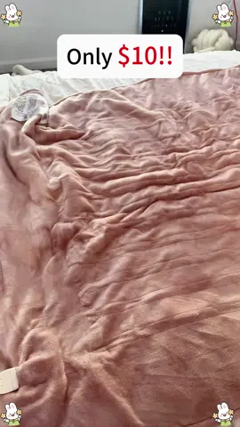 the only way for me to stay warm in the winter haha #fyp #foryou #foryoupage #trending ##viral #ad #falldealsforyou #tiktokshopblackfriday #tiktokshopcybermonday #heatedblanket #christmas #cozy 