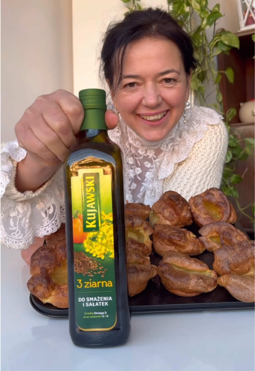 Angielskie pieczone placuszki Yorkshire pudding idealne do świątecznych pieczeni czy wszelkich przystawek. A przygotowałam je z olejem Kujawskim 3 ziarna. Kujawski 3 ziarna to wyjątkowa mieszanka oleju z rzepaku, lnu i pestek dyni o wysokiej temperaturze dymienia, przez co świetnie nadaje się do smażenia i gotowania. Jest bogaty w nienasycone kwasy tłuszczowe Omega 3 oraz witaminy E i K. Szklana butelka jest bardziej ekologiczną alternatywą dla tradycyjnych butelek PET. Aby wziąć udział w Konkursie wystarczy opublikować na swoim profilu na Instagramie zdjęcie swojego świątecznego dania z wykorzystaniem dowolnego oleju Kujawskiego, z widoczną etykietą i wymaganymi oznaczeniami oraz informacją dlaczego do świątecznej potrawy wybrałaś olej Kujawski Po wymagane oznaczenia i szczegóły dotyczące konkursu zapraszam na profilu @kujawski_pl Wyniki konkursu zostaną ogłoszone na profilu @kujawski_pl do 21. 01 Składniki na Yorkshire pudding: 4 średniej wielkości jajka 200 ml mleka 200 g mąki Sól Pieprz Olej Kujawski 3 ziarna Wykonanie: Do foremek od mafinek wlej po łyżce oleju kujawskiego 3 ziarna i wstaw do rozgrzanego do 220 stopni piekarnika na 5 min. W tym czasie wybij do miski jajka w temperaturze pokojowej, dodaj mleko, sól i pieprz i dobrze wymieszaj. Dodaj przesianą mąkę. Połącz składniki, przelej do karafki. Powstałe ciasto wlej do rozgrzanego oleju na 3/4 wysokości foremki i wstaw od razu do piekarnika. Piecz Ok 20-25 min w temp 220 stopni.  Materiał reklamowy @kujawski_pl  #yorkshirepudding #placuszki #swieta_bozegonarodzenia_z_kujawskim #olejkujawski #gotuj_z_Kujawskim3ziarna #kujawski #kujawski_3_ziarna #święta_z_kujawskim #gotuj_z_kujawskim #reklama #jajka #przekąska #jedzenie #gotowanie 