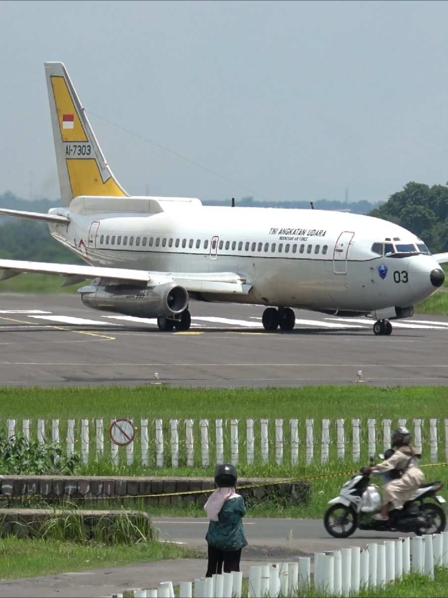 Pesawat Camar 03 Take Off di Pinggir Jalan Raya Bandara Adi Soemarmo #adisoemarmoairport #pesawatku #solo #pesawatterbang #boeing737 #pesawattni #camar03 #camar 