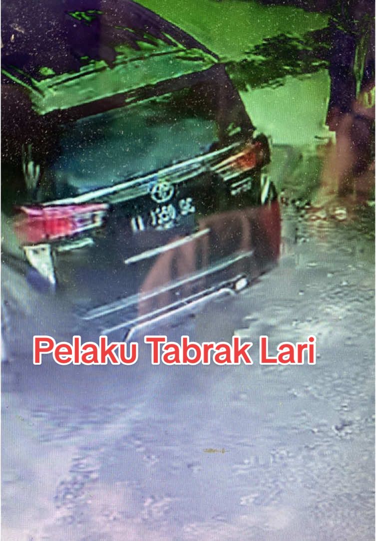 Kudus, 8 Desember 2024 – Kejadian nahas menggemparkan warga Kudus siang tadi. Seorang mahasiswi IAIN Kudus menjadi korban tabrak lari oleh sebuah mobil Toyota Kijang Innova berwarna hitam dengan nomor kendaraan AA 1350 GC. Peristiwa tragis ini terjadi di depan perumahan Mountain View Residence sekitar pukul 13.13 WIB. Korban, yang diketahui sebagai mahasiswi jurusan tadris matematika di IAIN Kudus, tengah melintas di jalan raya saat tiba-tiba dihantam dari arah samping oleh mobil Innova yang melaju keluar dari perumahan. Akibat benturan keras, korban terjungkir balik dan motornya ringsek parah. Tidak puas hanya menabrak, pengemudi Innova yang tidak bertanggung jawab itu justru tancap gas dan melarikan diri ke arah selatan. Saksi mata yang melihat kejadian tersebut langsung berusaha mengejar mobil pelaku. Namun, pengemudi Innova semakin nekat dengan menerobos lampu merah di perempatan Universitas Muria Kudus. Tindakan pengemudi yang sangat membahayakan ini menunjukkan betapa paniknya pelaku untuk menghindari kejaran. Akibat kecelakaan ini, korban mengalami luka-luka cukup serius pada kaki, tangan, dan wajah. Motor yang dikendarainya pun mengalami kerusakan parah. Hingga berita ini diturunkan, pelaku masih dalam status buronan. Korban berharap agar pelaku segera ditangkap dan mempertanggungjawabkan perbuatannya. Korban juga memohon bantuannya kepada masyarakat untuk melacak keberadaan pelaku. #kudus #kudusviral #tiktokdoyourmagicplease 