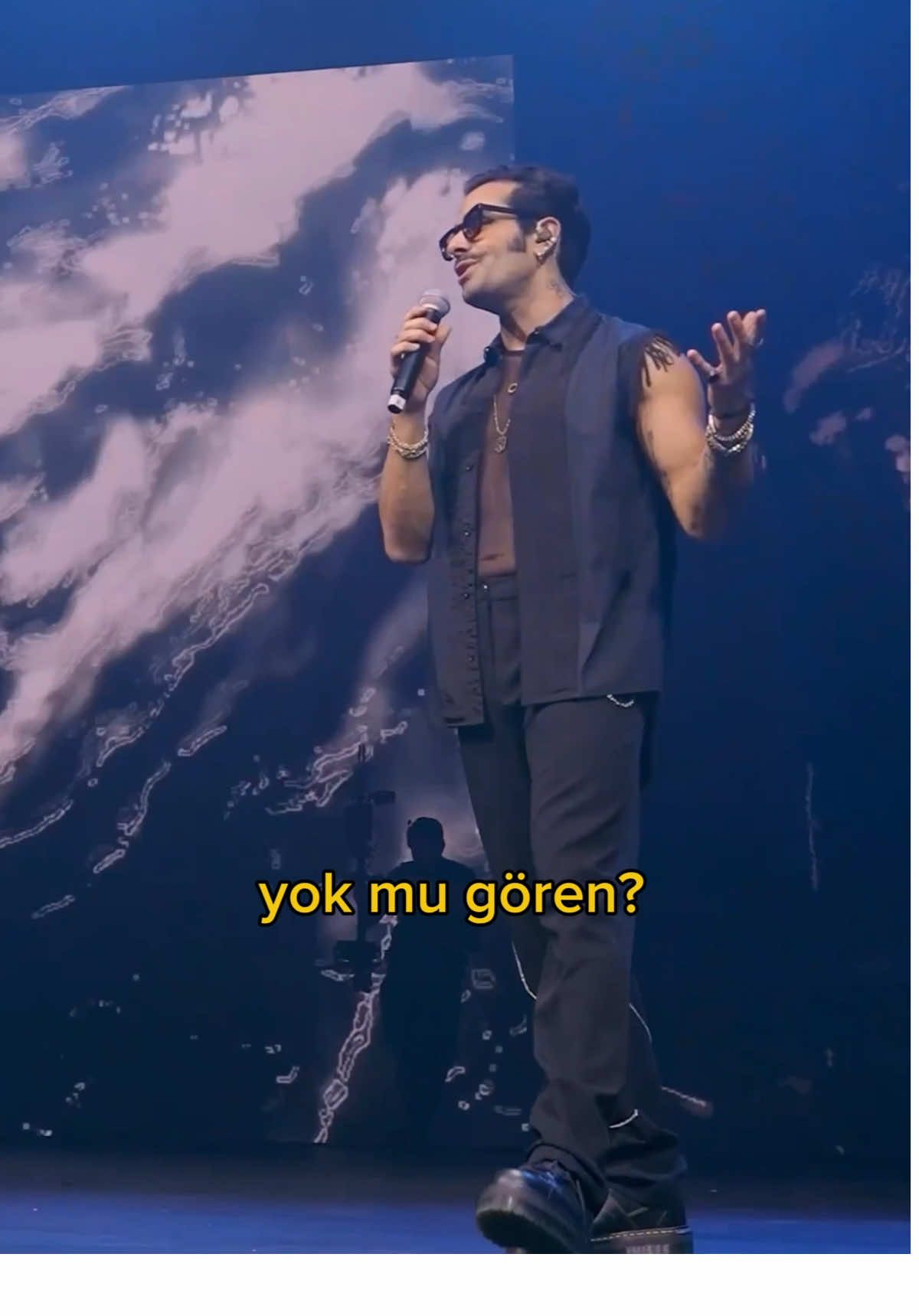 Gökhan, ilk önce o çok hasta halinle kendini hastaneden taburcu edip provaya katıldığın için, ertesi gün tam bir müzisyenin yapacağı gibi her şeye rağmen çıkıp performansını yaptığın için sana sonsuz teşekkür ederim. İyi ki varsın. 🙏🏽🌹 #açıkadres #gökhantürkmen #sertaberener #saygı1