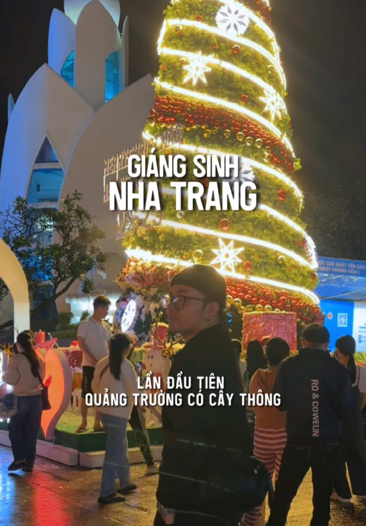 Check in CÂY THÔNG LẦN ĐẦU TIÊN có mặt ở quảng trường Nha Trang🙉🙉 Tối nay 11/12 Thông lên đèn và có phun tuyết đẹp lắm mọi người ạ!!🎄❄️ #cuongkhii #reviewdulich #nhatrang #giangsinh #nhatrangdidau #checkinnhatrang #travelvlog 