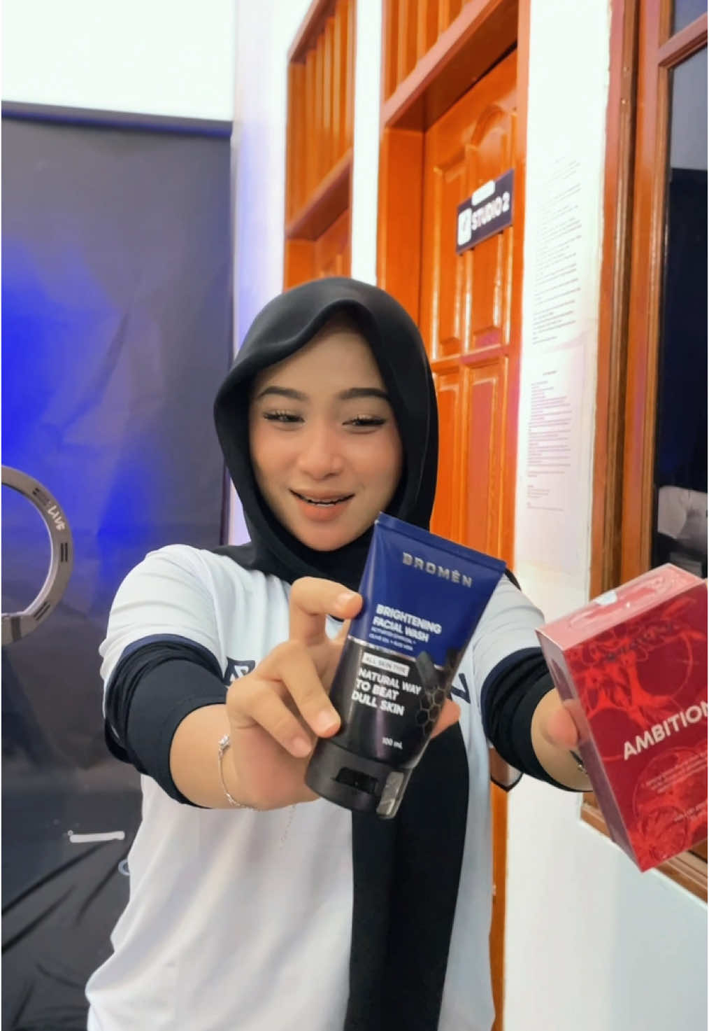 kak @cucumilo🐄 siaap ngasih harga brutal bromen nih, jadi buruan gass join live sekarang juga🫵🥵 #bromen #pakaibromen #bromenskincarecowok #megaguncang1212 #guncang1212 #gebyarbelanjadesember #promoguncang1212 #natal #cumil 