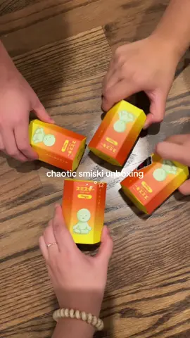 we are the most chaotic when we’re all together 💚 @hannahlin 🫐🐅 @tina lin | 林晶 @sher #smiski #smiskiunboxing #blindbox #blindboxopening #smiskis #smiskifigures 