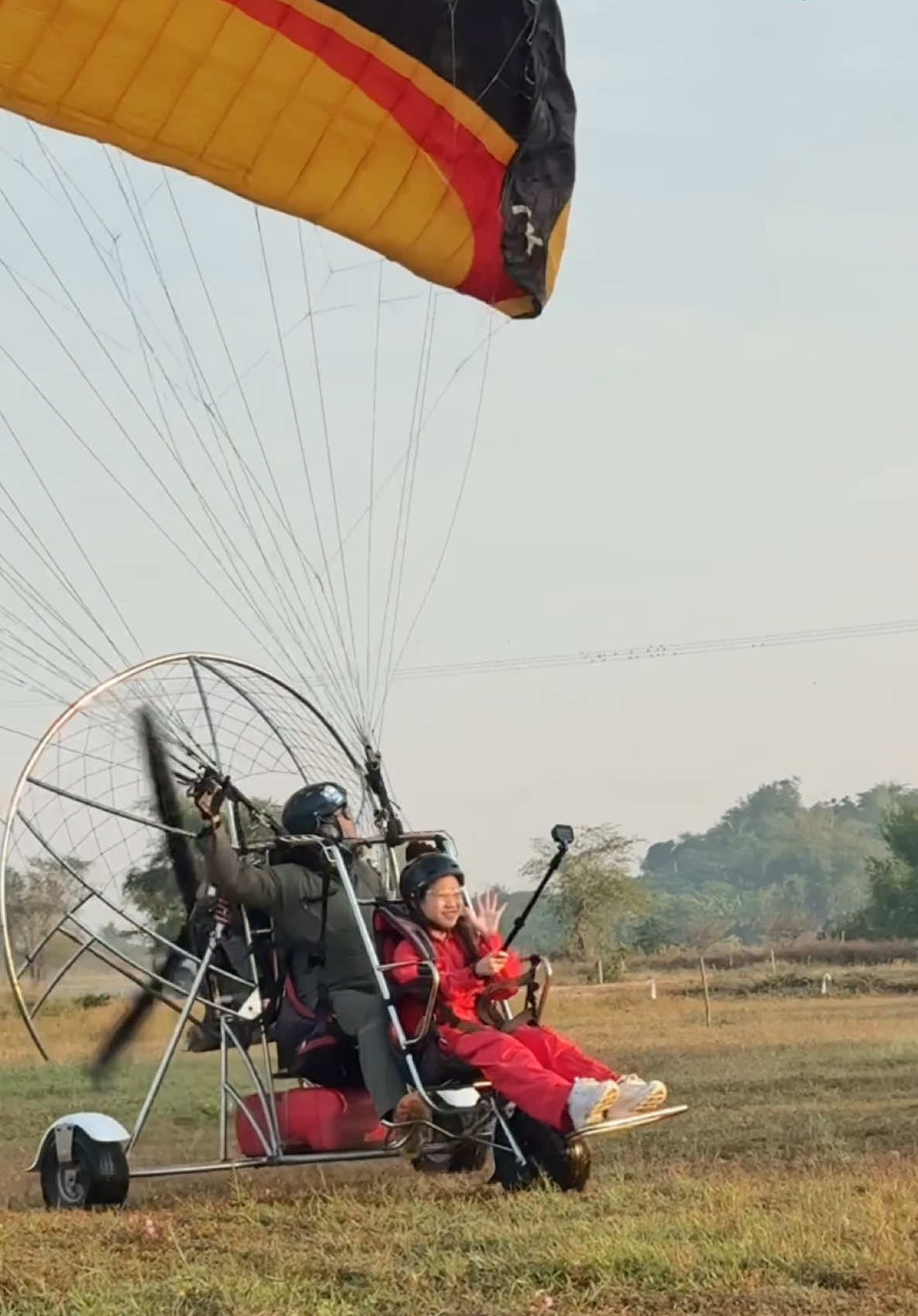 ประสบการณ์ดีๆที่ไม่มีในห้องเรียน📚 แต่มีที่นี่ Blue Sky : Paramotor🌤️🪂 ลม หมอก ภูเขาฟินๆ อย่าลืมเเวะมาบินกันน้าา⛰️🍃 ⛅️ รอบเช้า 07.00 น. - 09:30 น.  ⛅️ รอบเย็น 16:00 น. – 18:00 น.  🍃 ระยะเวลาในการบิน 15 นาที  📸 Package เสริมช่างภาพบินตามถ่าย 2,500 สำหรับ 1-2 ท่าน สอบถามรายละเอียดและเงื่อนไขเพิ่มเติมได้เลยค่ะ🪂 📞 063-1638492 คุณอั้ม 📞 099-2359822 คุณเบนซ์ Line : https://lin.ee/14QtLwH Facebook : Blue Sky: Paramotor IG : blue_sky_paramotor Tiktok : Blue Sky Paramotor  #blueskyparamotor #paramotor #paramotorchiangmai #fly #พารามอเตอร์ #พารามอเตอร์เชียงใหม่ #พารามอเตอร์ลาว #เที่ยวหน้าฝน #chiangmai #เที่ยวเชียงใหม่ #ทริปเที่ยวธรรมชาติทริปเชียงใหม่ #ฮีลใจ #ทริปฮีลใจ #capcut #ลาว #เที่ยวลาว #วังเวียง #vangvieng #รีวิวพารามอเตอร์เชียงใหม่