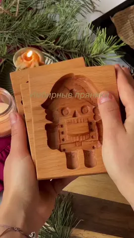 Имбирные пряники 🍯 Очень медитативный процесс, хочу я вам сказать, ну и по-волшебному красиво получается 😍 мёд - 180 г сахар - 80 г молотый имбирь - 1 ч.л. корица - 1 ч.л. молотая гвоздика - 1/4 ч.л. сода - 1 ч.л. сливочное масло 120 г яйцо - 1 шт. мука - 500 г 1. В сотейнике смешать мёд, сахар, имбирь, корицу и гвоздику, довести до кипения, снять с огня. 2. Добавить соду, перемешать. Масса начнет подниматься и пениться. 3. Добавить холодное сливочное масло, перемешать, пока не растворится. Разбить яйцо, быстро перемешать до однородности. 4. Постепенно добавлять муку и замесить тесто. 5. Если нет деревянных пряничных формочек, το раскатать тесто толщиной около 4-5 мм, не тоньше. Вырезать формочками и выпекать около 7-8 мин при 180°. Если есть скатать из теста шарики по 50-60г. Обсыпать мукой формочку, вдавить равномерно тесто и затем постучать формой об стол. Выпекать 8-10 мин при 180°. #gingerbreads #ginger #honey #holiday #newyear #christmas #sweets 