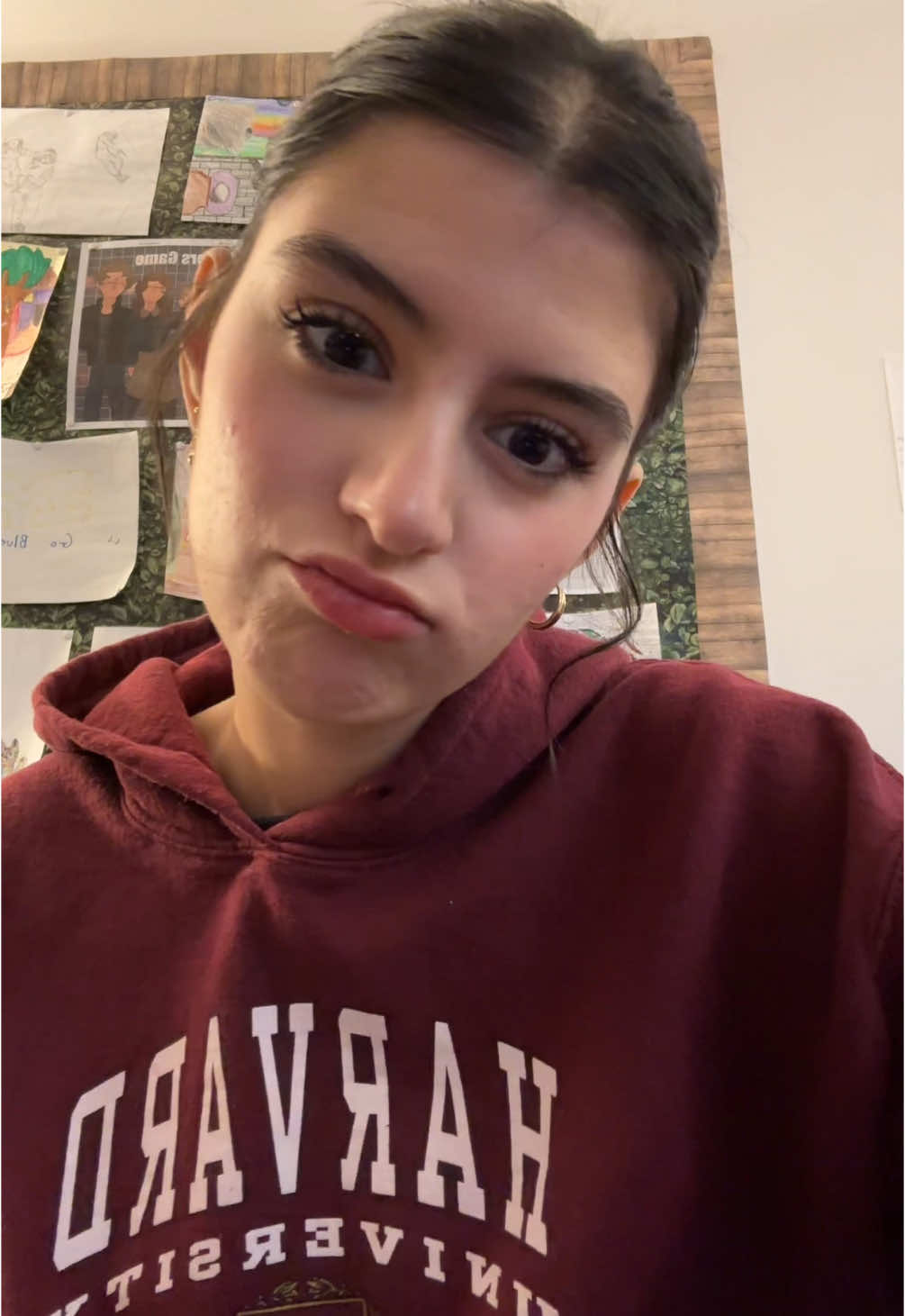 the question was: if you were walking down the street alone running errands, and saw a man on the ground asking for help, would you help?  about 3/4 of the class raised their hands for yes they would.  i stand by my point guys but lowkey i sound evil…  ps. still yapping even when i look crusty 🐞 #fypシ゚viral #foryou #fyp #inspo #blowthisup #tumblrgirl #niveeniemeow #psychology #debate #grwm #grwmmakeup #grwminclass #makeupinclass #grwmasmr #makeup #foryourpage #pinterest #inspo #cozyfit #schooloutfit #slickback #shorthair #2014tumblr 