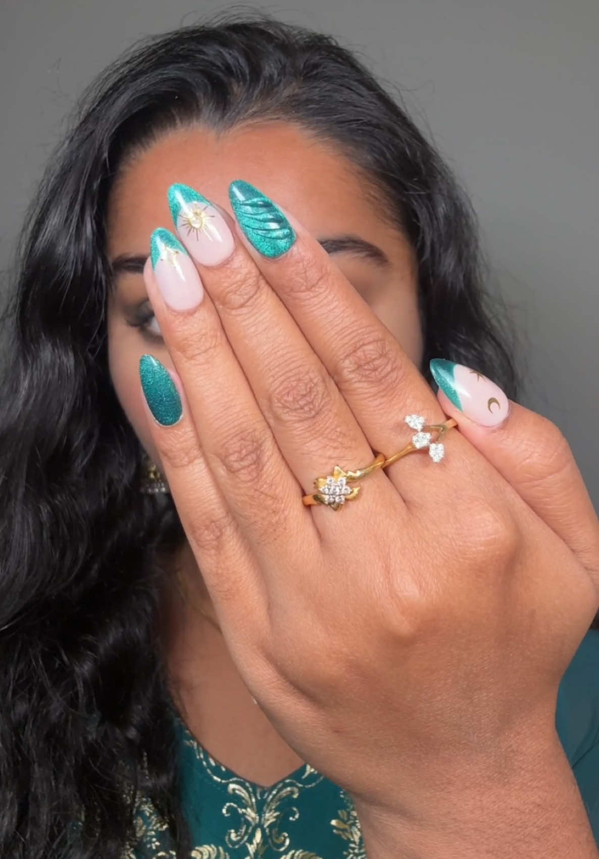 These press-ons are now my whole personality because look how stunning! I was right about the sticky tabs losing grip a few days in, so I reapplied these with glue and they’re already a week in! Thank you @ersanails for sending this set! #ersanails #pressonnails #luxurypressonnails #nailvlog #holidaynails 