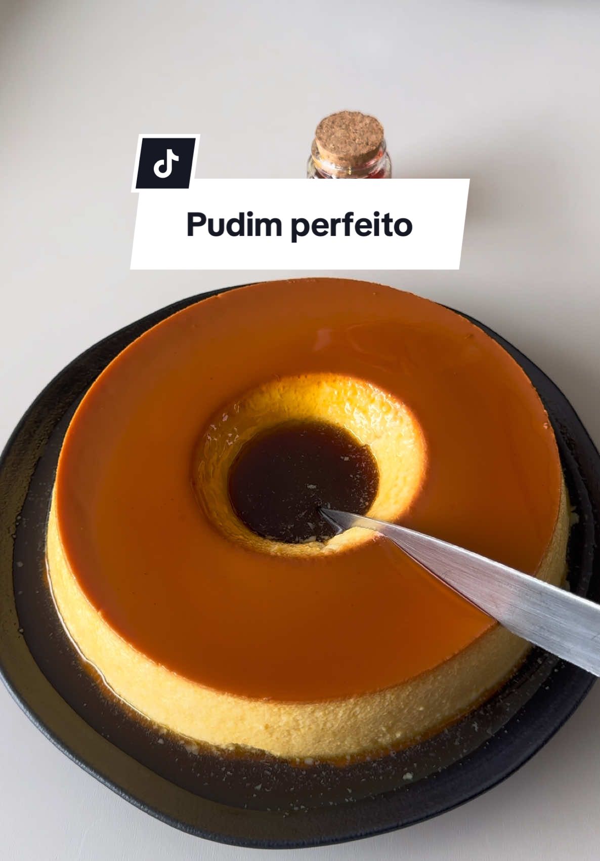 O melhor pudim do mundo!🍮 Já salva o vídeo e faz esse pudim pra receber muitos elogios no natal! Fica perfeito demajs!🎄 Ingredientes:  3 ovos  3 gemas  2 latas de leite condensado  2 medidas da lata de leite  4 gotas de extrato ou essência de baunilha  Bata tudo no liquidificador por 2 minutos ou até tudo misturar.  Para o caramelo:  1 e 1/2 xícara de açúcar  1/2 xícara de água morna  Espere o açúcar caramelizar em uma panela, em seguida acrescente a água morna, espere o açúcar derreter novamente e conte 7 minutos em fogo médio, desligue o fogo e jogue essa calda na forma, coloque na geladeira por 10 minutos. Em seguida jogue o líquido na forma e cubra com papel alumínio, coloque em banho maria ( importante que a água esteja bem na altura da forma, pra que o pudim fique perfeito, use água fria mesmo.) asse em forno pré aquecido à 160 graus por pelo menos 1 hora e 20 minutos, ou até que você toque em cima e o pudim esteja firme. Leve pra geladeira por pelo menos 8 horas e desenforme.  Pra desenformar mais fácil é só colocar a forma no fogo por uns 10 segundos! Aproveite, fica surreal de gostoso!  Beijossss!🎄 #pudim #ceia #natal #comida #doces #receita #confeitaria #cozinha #gastronomia #sobremesa #calda 