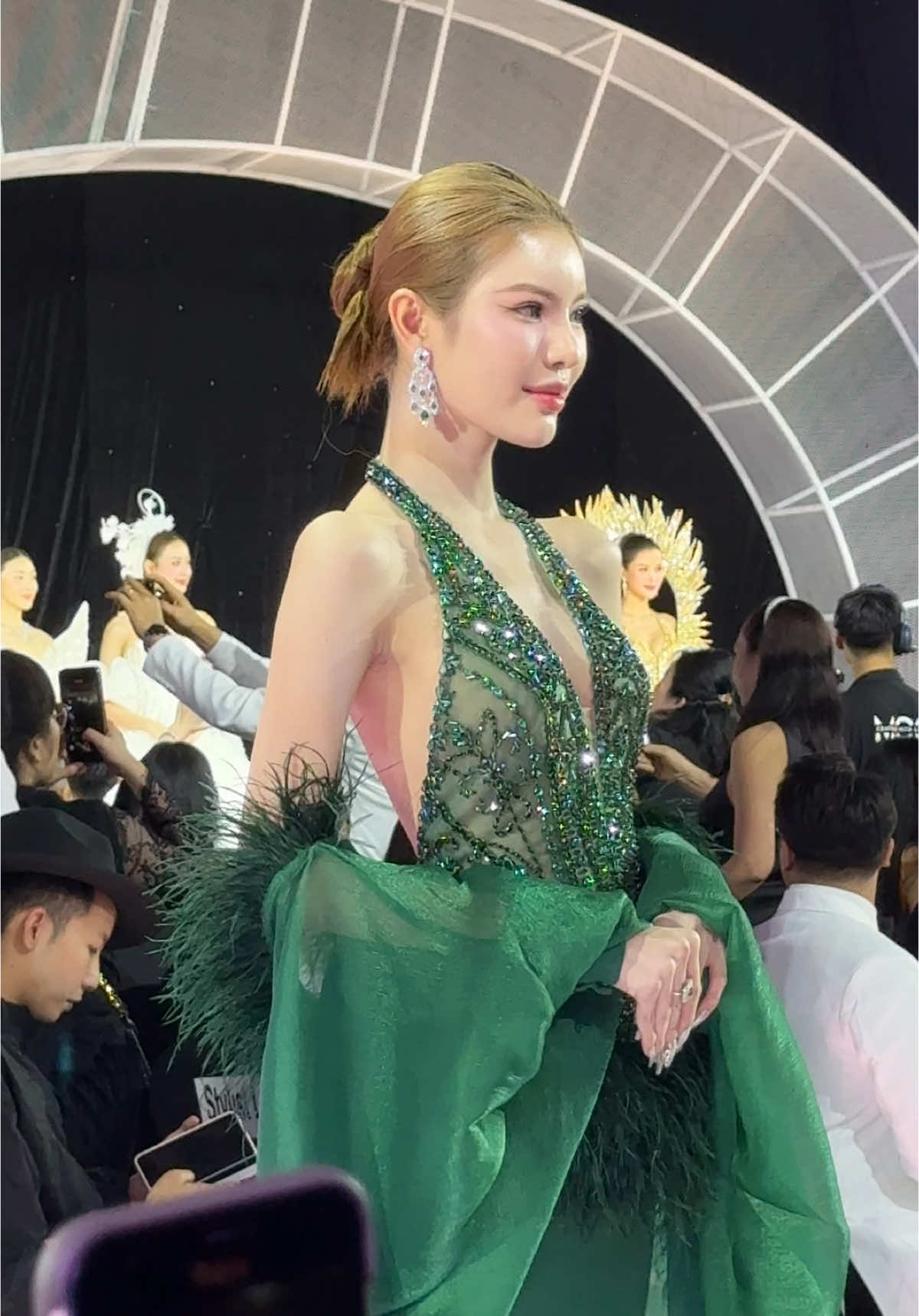 Á hậu Tường San dễ thương tại FashionShow 