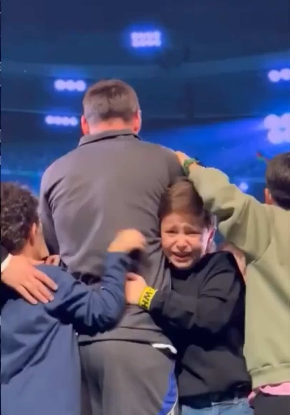 Lo que genera Leo #Messi es emocionante 🥹❤️ Este niño de Azerbaiyán rompió en llanto al abrazar al GOAT. No les voy a mentir, a mi me pasaría lo mismo. #TikTokDeportes #futbol #lionelmessi #goat🐐 