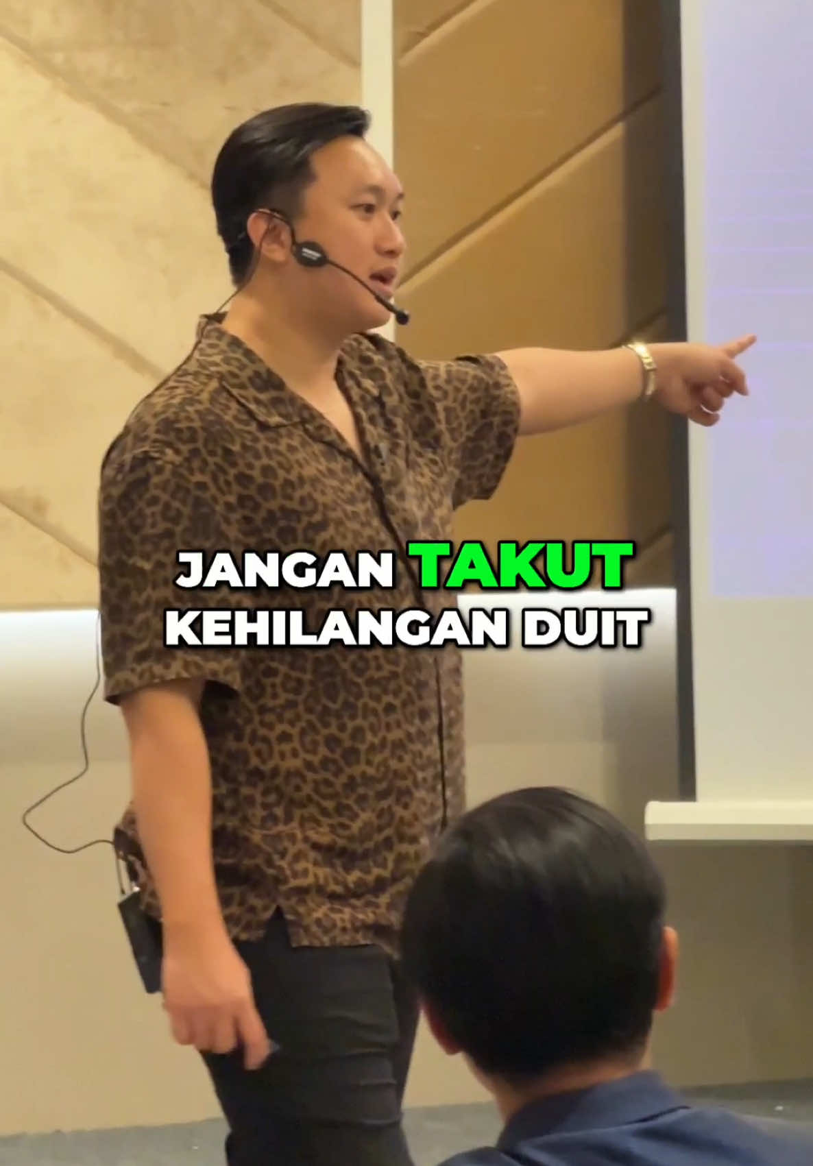 Jangan Takut Kehilangan Uang. Semakin takut semakin hilang uang yang elo punya.  Mayoritas orang takut kehilangan uang karena ada keterbatasan Value yang mereka punya. Jika Value terus elo Upgrade, pendapatan elo semakin tidak terbatas.  #kehilanganuang #magnetuang #selfupgrade #jangantakut 