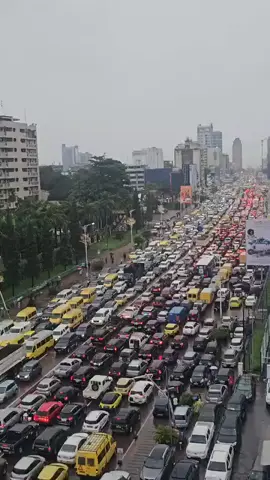 🇨🇩RDC: Presque toutes les avenues de la capitale KINSHASA sont détériorées, conséquences, les automobilistes inondent le boulevard du 30 juin et les embouteillages dictent les règles à défaut des routes secondaires.