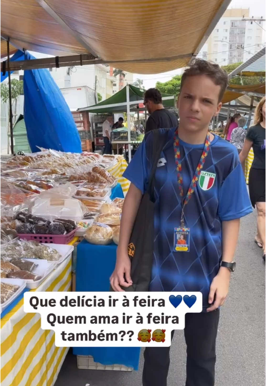 Eu simplesmente amo feira 💙💙Quem aí também ama ir à feira??  🥰🥰 Tenho dois filhos com Autismo.  Os irmãos Autistas Charles e Chiquinho🧩🧩 ** Charles (17 anos) é nível de suporte 2.  Chiquinho (13 anos) é nível de suporte 1. Eles tem comportamentos completamente diferentes. Sabemos que nenhum autista é igual ao outro. Eu sempre falo que você pode saber tudo sobre o autismo e ter estudado muito sobre isso. Mas você tem que estudar o autista. Pois como nenhum autista é igual ao outro,  a abordagem e as terapias são diferentes para cada um deles.  Venham conhecer os irmãos autistas Charles e Chiquinho. Essa dupla é um amor!!Postando um dia a dia atípico e muito legal. Impossível não se apaixonar por eles!!! Vivência com os animais!! Brincadeiras. Atividades. Obstáculos do dia a dia e etc Venha conhecer !! Autismo, amor e inclusão social 💙💙🧩🧩 #autismo #comida #food #receita 