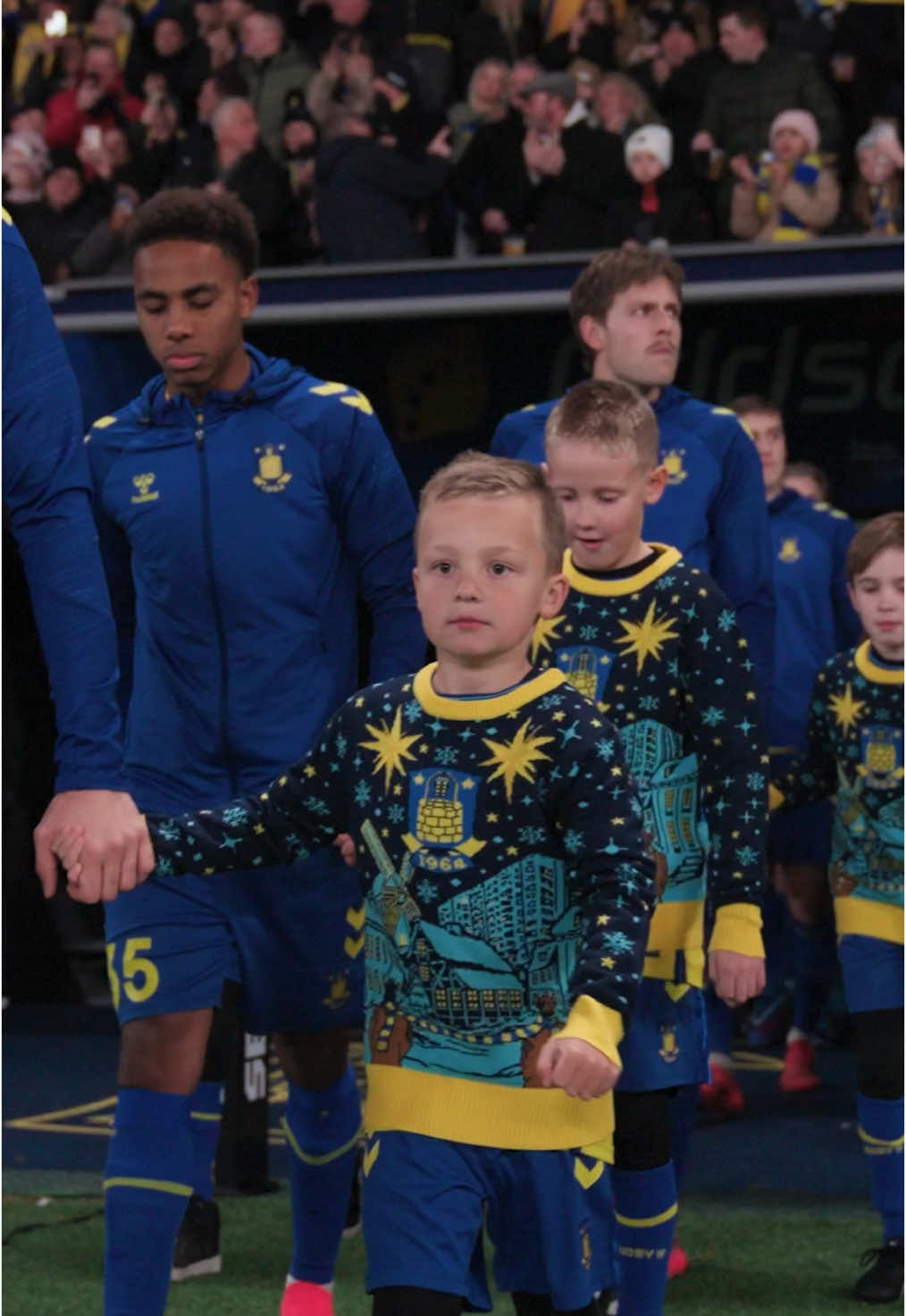 Giv varmen videre 💙💛 Brøndby IF og Fanafdelingen støtter Red Barnets kampagne 