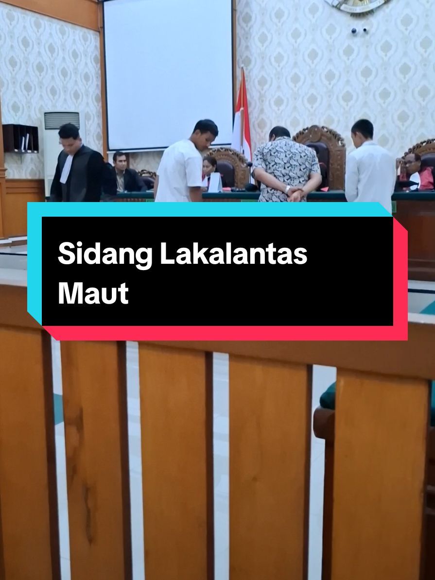 Denpasar | barometerbali - Peristiwa kecelakaan lalu-lintas (lakalantas) tragis di wilayah Kedampal, Abiansemal, Badung awal September lalu, menewaskan Ida Ayu Adi Swandewi (49) dan Ida Bagus Putu Oka Yadnya (50), disidangkan dengan agenda mendengar keterangan saksi di Pengadilan Negeri Denpasar, Rabu (10/12/2024). Sidang yang dipimpin ketua majelis hakim I Wayan Yasa menghadirkan 2 (dua) orang saksi yakni Made Okta Aditya (38) dan I Komang Adi Wira Wiguna (21) sebagai saksi. Made Okta menjelaskan bahwa pada saat kejadian dirinya menyaksikan langsung peristiwa kecelakaan tersebut karena terjadi tepat di depan rumahnya, yakni di Jalan Raya Puputan Badung, yang masuk wilayah Banjar Kedampal, Desa Dauh Yeh Cani, Abiansemal, Badung pada 3 September 2024 sekitar pukul 06.00 Wita.  “Saat itu, dari arah selatan, ada mobil Xenia berkecepatan tinggi. Sekitar kecepatan antara 60-80 per jam. Kemudian dari arah berlawanan, datanglah sepeda motor Scoopy dikendarai dua orang, laki-laki dan perempuan. Yang saya ingat benar, ada suara jeritan korban, cukup keras. Sampai sekarang jeritan korban itu seolah masih terngiang di telinga. Setelah jeritan terdengar, disusul ada tabrakan keras yang terjadi antara mobil Xenia dan sepeda motor Scoopy,” ungkap Made Okta di hadapan majelis hakim.  Setelah tabrakan itu, Made Okta menyebutkan bahwa dirinya melihat sepeda motor Scoopy itu sampai ‘nyungsep’ di bagian bagian depan, kiri bawah mobil Xenia.  “Sepeda motor beserta pengendaranya sampai masuk ke dalam kolong mobil, ikut terseret ketika kendaraan itu terus melaju. Sedang yang perempuan terlempar ke atas kap mobil, tangannya menggapai-gapai mencari pegangan. Saat mobil Xenia menabrak pembatas jalan, barulah pengendara motor itu terlepas. Kondisinya sungguh mengenaskan, sampai saya tidak berani mendekati. Yang saya lakukan saat itu adalah segera menghubungi ambulans dan polisi agar segera mendapatkan penanganan. Tapi saya sudah yakin kalau pengendara sepeda motor itu sudah meninggal dunia. Lalu yang perempuan, saya lihat masih bernyawa saat itu,” tutur Made Okta.  Selanjutnya, saksi kedua I Komang Adi Wira Wiguna menjelaskan awalnya pada hari Senin tanggal 2 September 2024 sekitar jam 21.00 Wita, dirinya bersama kedua temannya I Gede Bagus Candra Juliawan dan Kadek Rangga Dita Diputra bermain biliar di Desa Punggul, Abiansemal sambil minum arak sebanyak tiga buah botol arak. Permainan biliar berlangsung sampai pukul 02.00 Wita dini hari. Kemudian pada hari Selasa tanggal 3 September 2024 sekitar pukul  02.30 Wita, Gede Bagus terdakwa mengajak teman-temannya untuk pergi ke Pantai Sanur untuk melihat matahari terbit. Mereka bertiga pun pergi ke Sanur mengendarai mobil Xenia milik orang tua Gede Bagus.  Setelah selesai menyaksikan keindahan matahari terbit di Pantai Sanur, mereka kembali dan memutuskan pulang.  Mobil Xenia pun melaju menuju rumah Gede bagus yang terletak di daerah Banjar Padang Punggul, Abiansemal.  “Di tengah jalan, tepatnya di Jalan Raya Puputan Badung itulah terjadi kecelakaan. Kata Gede Bagus yang menyetir, merasa kurang fokus karena marka jalan terputus-putus. Namun saya tidak tahu apa-apa karena saat kejadian, saya tertidur,” Komang Adi. Jaksa Penuntut Umum (JPU) David Christian Lumban Gaol SH menyebutkan akibat dari perbuatan terdakwa mengakibatkan Ida Bagus Putu Oka Yadnya meninggal dunia berdasarkan Visum Et Repertum Nomor 445/9983/Visum/RSDM/2024 tanggal 21 September 204 yang dibuat dan ditandatangani oleh dr. Ida Bagus Putu Alit, Sp.FM(K), DFM.  #lakalantas #kecelakaan #kecelakaanmaut #kedampal #pengaruhalkohol #tiktok #tiktoknews #abiansemal #badung #sidang #pndenpasar #barometerbali 