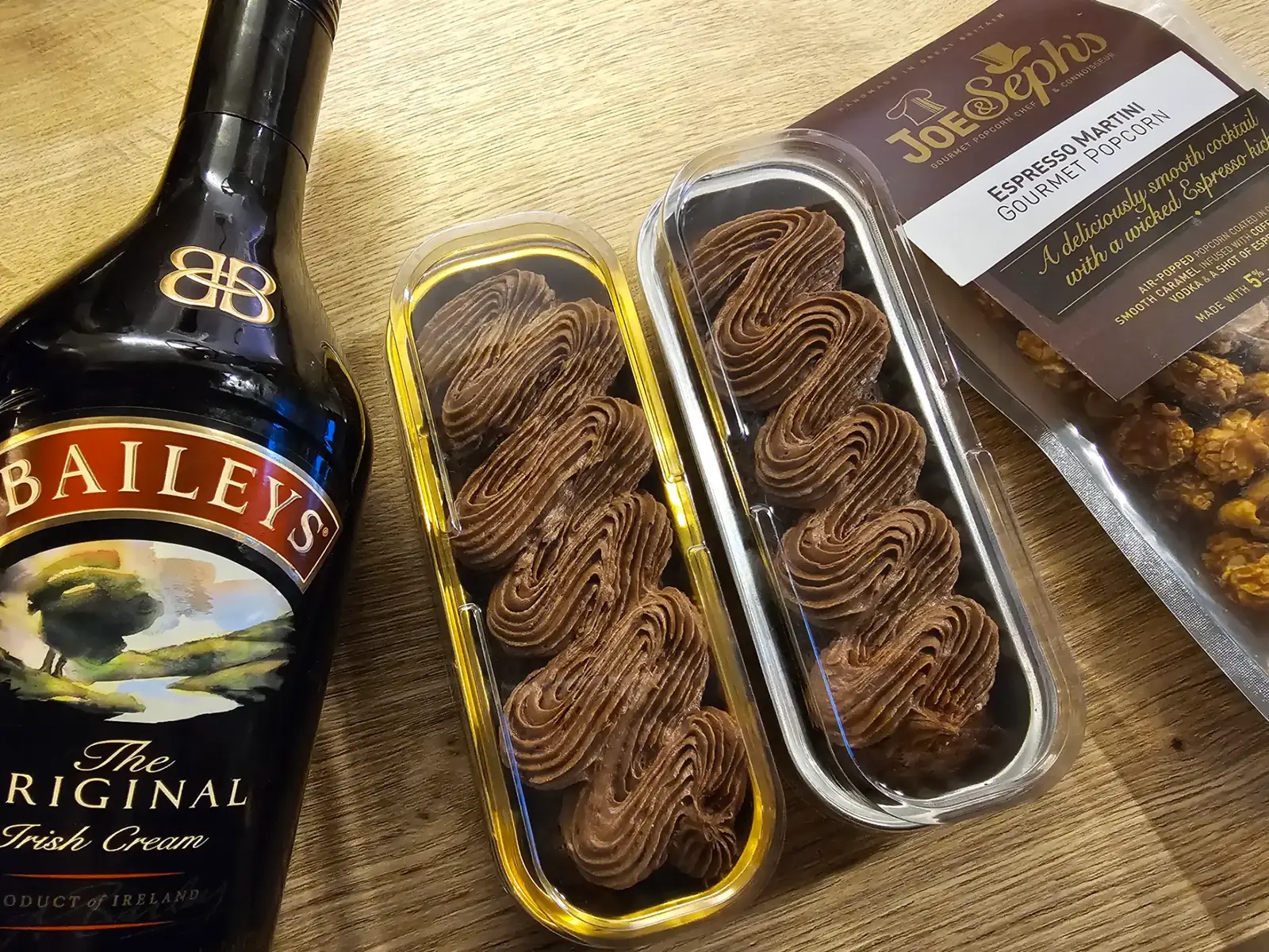 Baileys chocolate loaf cakes, Bailey's chocolate buttercream frosting, and espresso martini popcorn 😍🤤 the ultimate festive pick me up 😏 #baileys #espressomartini #popcorn #cake #boozybakes #chocolate #minicakes #wonderlandbakes 