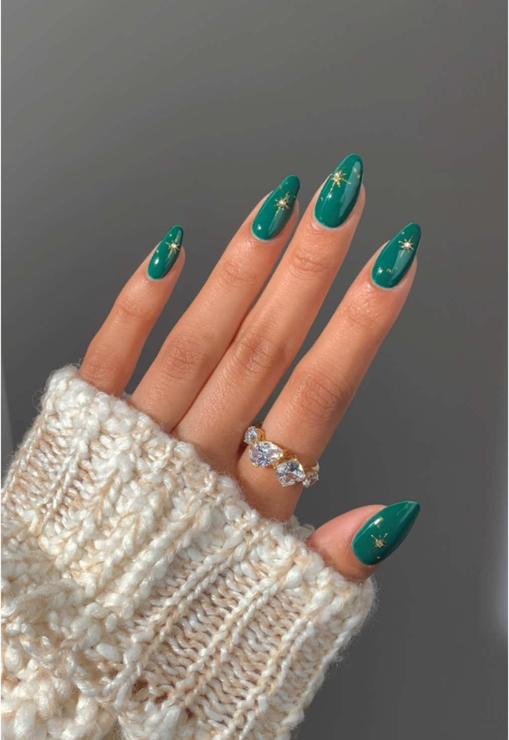 Trying to squeeze in as many christmas-y looks as I can🎄🌟 products are all linked on my sf under the photo of this look <3* _____ *affiliate #christmasnails #greennails #gelnails #nailinspo #decembernails 