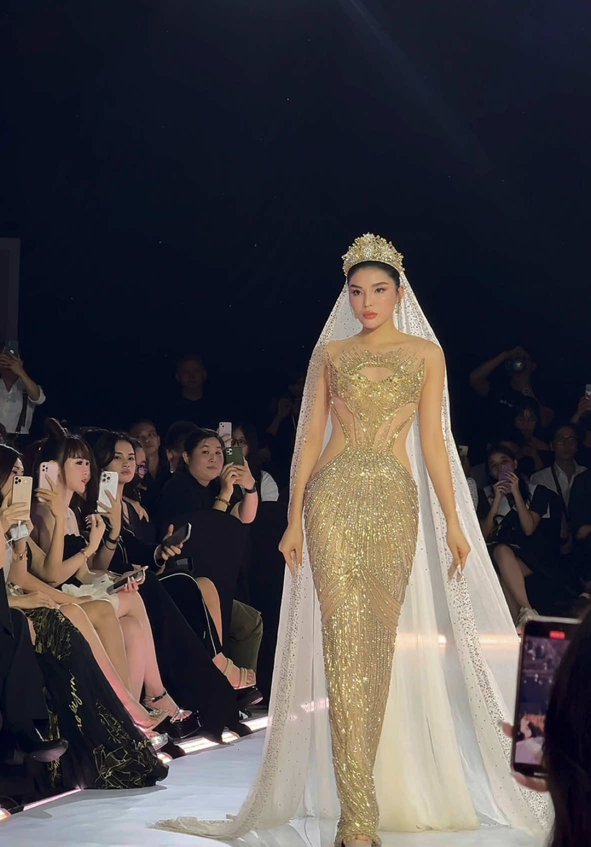 Tối nay Duyên diễn mở màn cho Chapter 36 Everlasting Fashion Show của NTK Linh San 🥰 #kyduyen #missuniversevietnam2024 