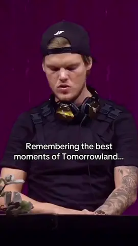 Prime moment right here ❤️ @Avicii playing the main stage at @Tomorrowland #electronicmusic #classic #trance #avicii #festival #throwback 