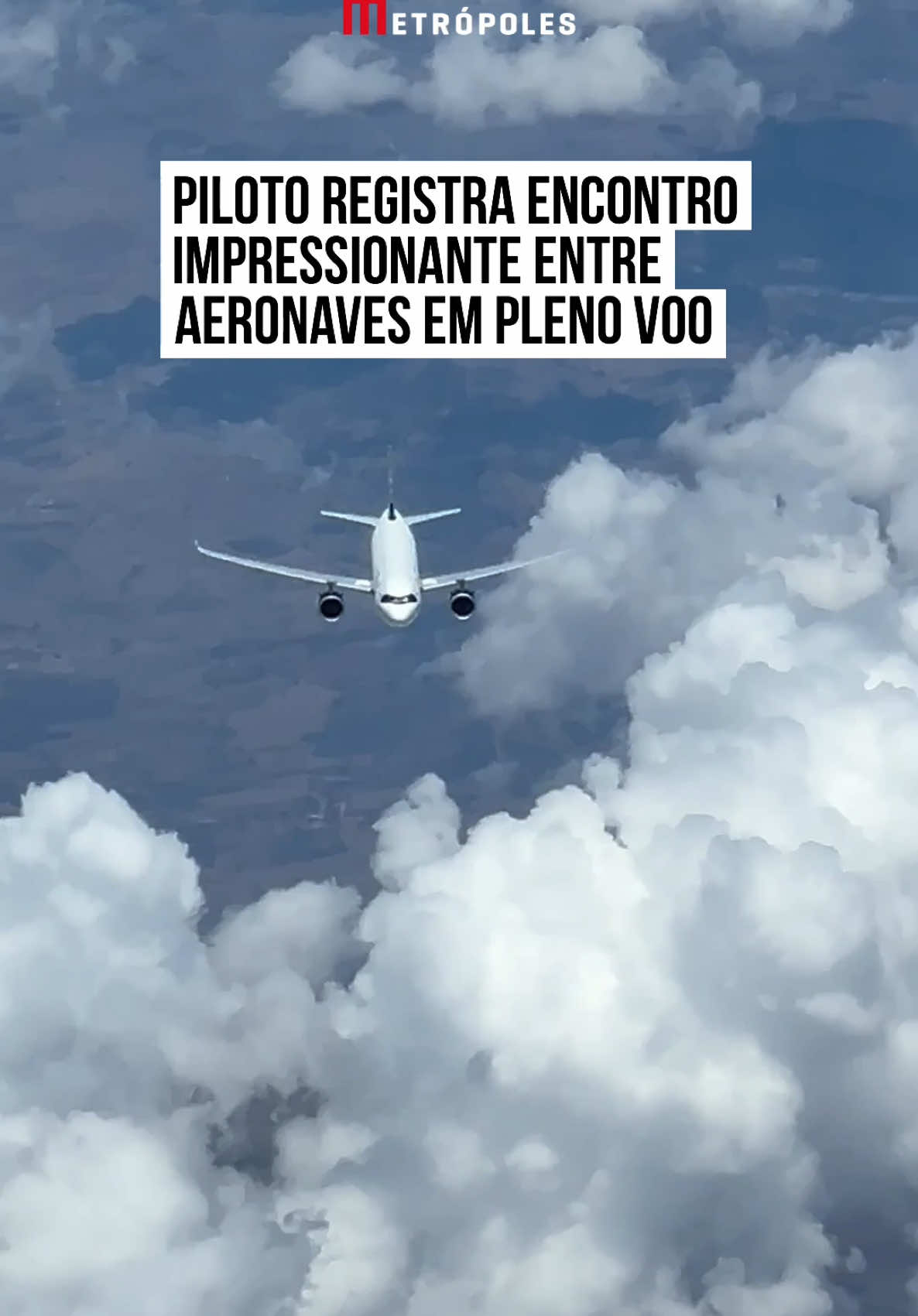 ✈️😯 O #piloto Rogério Mercaldi capturou um momento impressionante durante um voo a 39 mil pés de altitude. Ele registrou o exato instante em que sua aeronave cruzou com outra, que seguia a 38 mil pés, mantendo uma distância vertical de 330 metros (1.000 pés). Apesar da aparente proximidade, a separação segue os padrões internacionais de #segurança, conhecidos como RVSM (Reduced Vertical Separation Minimum), conforme explica o ANAC Pédia, dicionário online de termos da aviação da Agência Nacional de Aviação Civil (#ANAC). O vídeo, compartilhado por Rogério, chamou a #atenção nas redes sociais e gerou muitas perguntas de internautas curiosos. Respondendo a um dos comentários, o piloto explicou por que o #avião registrado parecia estar voando “de lado”: “O avião voa de lado para compensar o vento vindo de lado (chamamos de vento de través). Assim, ele parece torto, mas segue uma trajetória reta”. A publicação segue repercutindo, com muitos impressionados pela perspectiva única capturada. Um dos comentários destacou: “Incrível, né? Quando a gente está dentro da aeronave, parece que ela está totalmente parada! Que velocidade!” O registro não só fascinou os internautas, mas também despertou interesse sobre os detalhes técnicos da aviação. #TikTokNotícias 📹 @ro.mercaldi | @myhoodbr