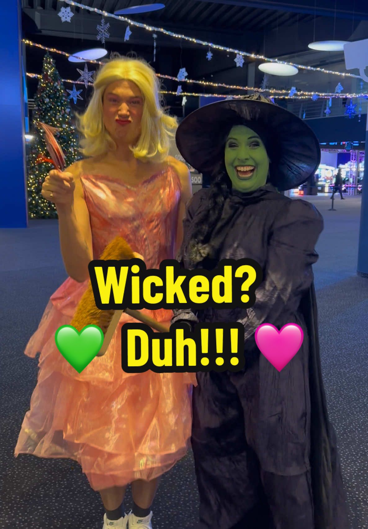 Advertentie - @universalpicturesbelgium  Wicked… Duhhhh!! Wicked is NU te zien in de bioscoop! Don’t miss it! 💚🩷 #WickedFilm #Disguise #wicked #elphaba #glinda #defyinggravity #wickedmovie #wickedthemusical #whoworeitbest #arianagrande #cynthiaerivo 