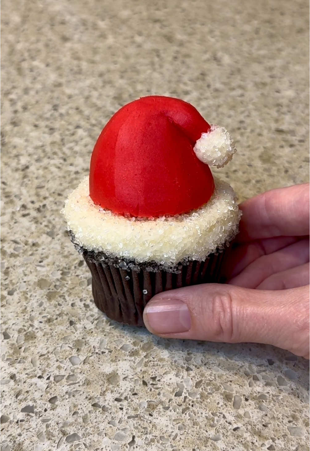 Santa Claus Hat Cupcake #cupcake #christmas #santa #cake #cakedecorating 