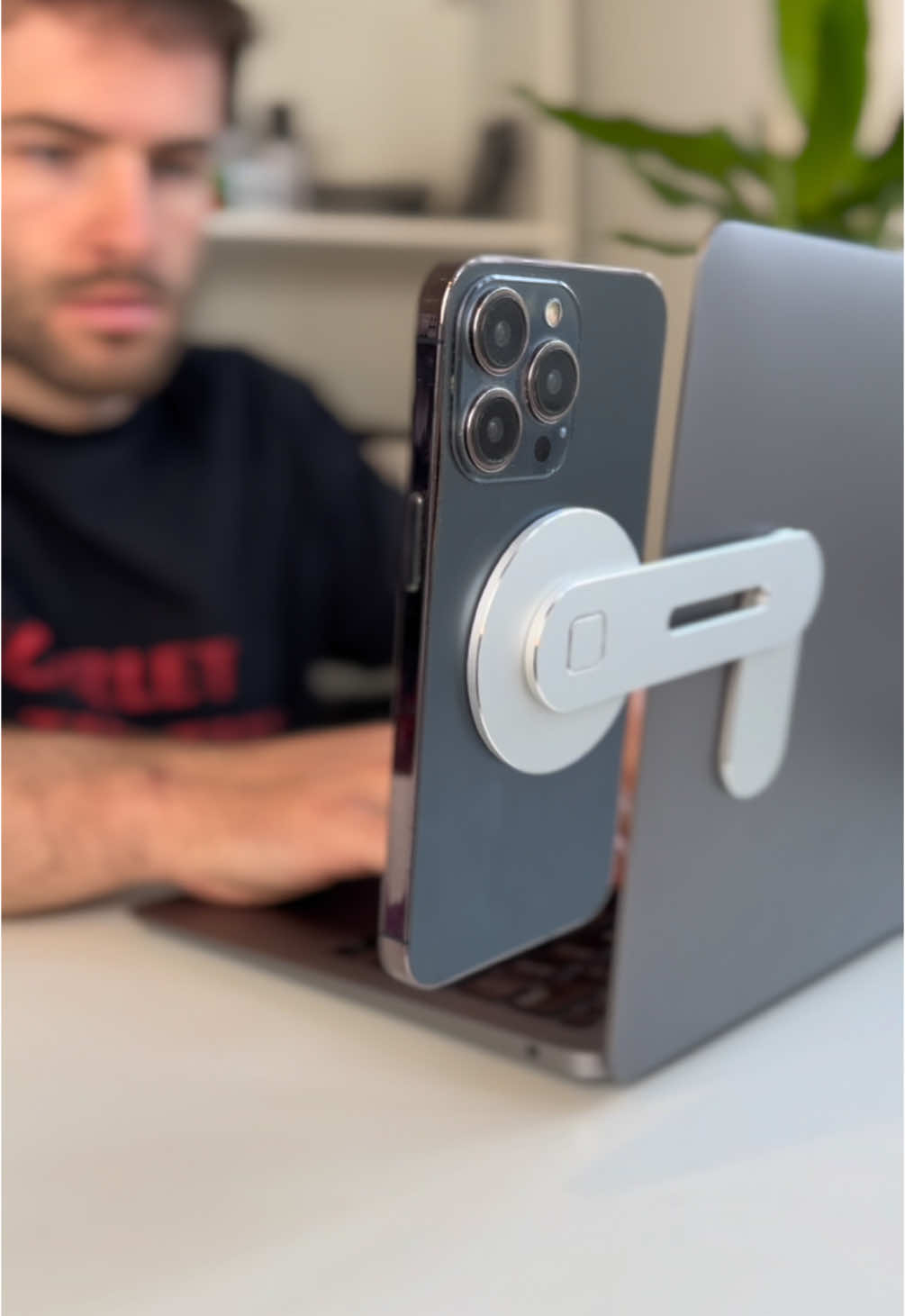 This gadget will increase your productivity while you work! 🧠 It’s perfect for using your phone as a second screen at your desk 🖥️ New Temu users can get it for £0.60 🤑 Claim it now by 🔍 code dqp9639 in the #temu app through the 🔗 in my b!0 #temufinds #temufavourites #temumusthaves #temushopping #temuhaul #trending #gadget #tech #productivity #LifeHack #desk