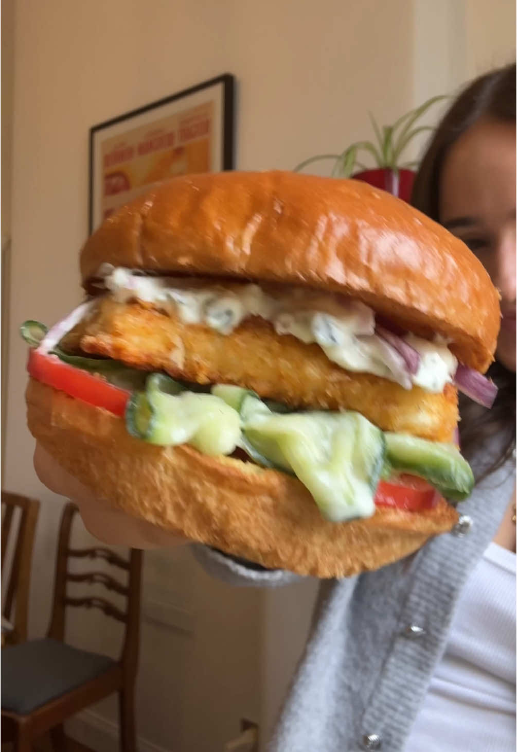 Crispy Greek style Halloumi Burgers 😋😍🥒 Recipe in bioo & is super tasty! The perfect easy dinner idea and a fun way to use halloumi #Recipe #EasyRecipe #DinnerIdeas #dinner #halloumi #vegetarian 