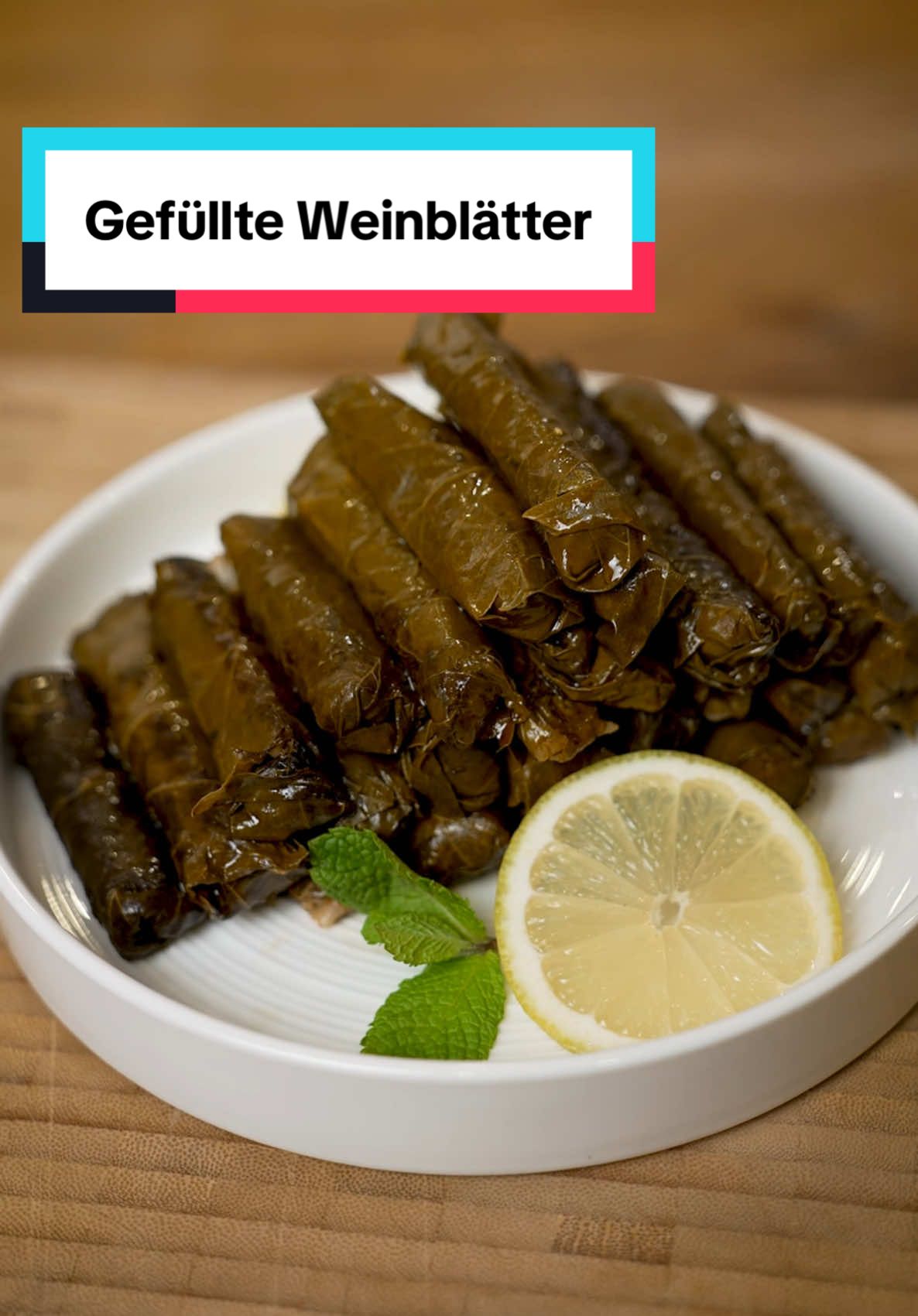 Gefüllte Weinblätter 😍 Sarma #türkischesessen #weinblätter #sarma  Zutatenliste: 	•	1 kg Weinblätter 	•	600 ml Reis 	•	100 ml Pflanzenöl 	•	5 Zwiebeln 	•	1 Esslöffel Tomatenmark 	•	Petersilie 	•	1 Teelöffel schwarzer Pfeffer 	•	1 Esslöffel getrocknete Minze 	•	1 Zitrone Zubereitung: Tipp: Weinblätter könnt ihr im türkischen Supermarkt kaufen. Sie sind in Salzlake eingelegt, daher sollten sie einen Tag vorher in Wasser eingeweicht werden, um den Salzgehalt auszuwaschen. Die Zwiebeln sehr fein hacken. Das Pflanzenöl in einen Topf geben und die Zwiebeln darin anbraten. Etwa 15 Minuten lang dünsten. Das Tomatenmark hinzufügen und ein wenig Salz dazugeben. Weiter anbraten. Den gewaschenen Reis hinzufügen. Die Minze und den schwarzen Pfeffer dazugeben, anschließend die fein gehackte Petersilie und den Saft einer halben Zitrone hinzufügen. Sobald die Füllung fertig ist, legen wir eine Schicht Weinblätter auf den Boden des Topfes. Nun wird die Füllung in die Weinblätter gegeben. Die Seiten werden eingeklappt, und die Weinblätter werden mit den Fingerspitzen eingerollt, ohne sie zu fest zu drücken. Im Video zeige ich zwei verschiedene Techniken zum Wickeln. Die fertig gerollten Sarma werden dicht an dicht in den Topf geschichtet. Die Zitrone in kleine Stücke schneiden und auf die Sarma legen. Eine weitere Schicht Weinblätter darüberlegen, etwas Pflanzenöl darüberträufeln. Anschließend einen Teller als Gewicht auf die Sarma legen und Wasser hinzufügen. Etwa 1 Liter Wasser dazugeben und die Sarma köcheln lassen, bis sie gar sind.