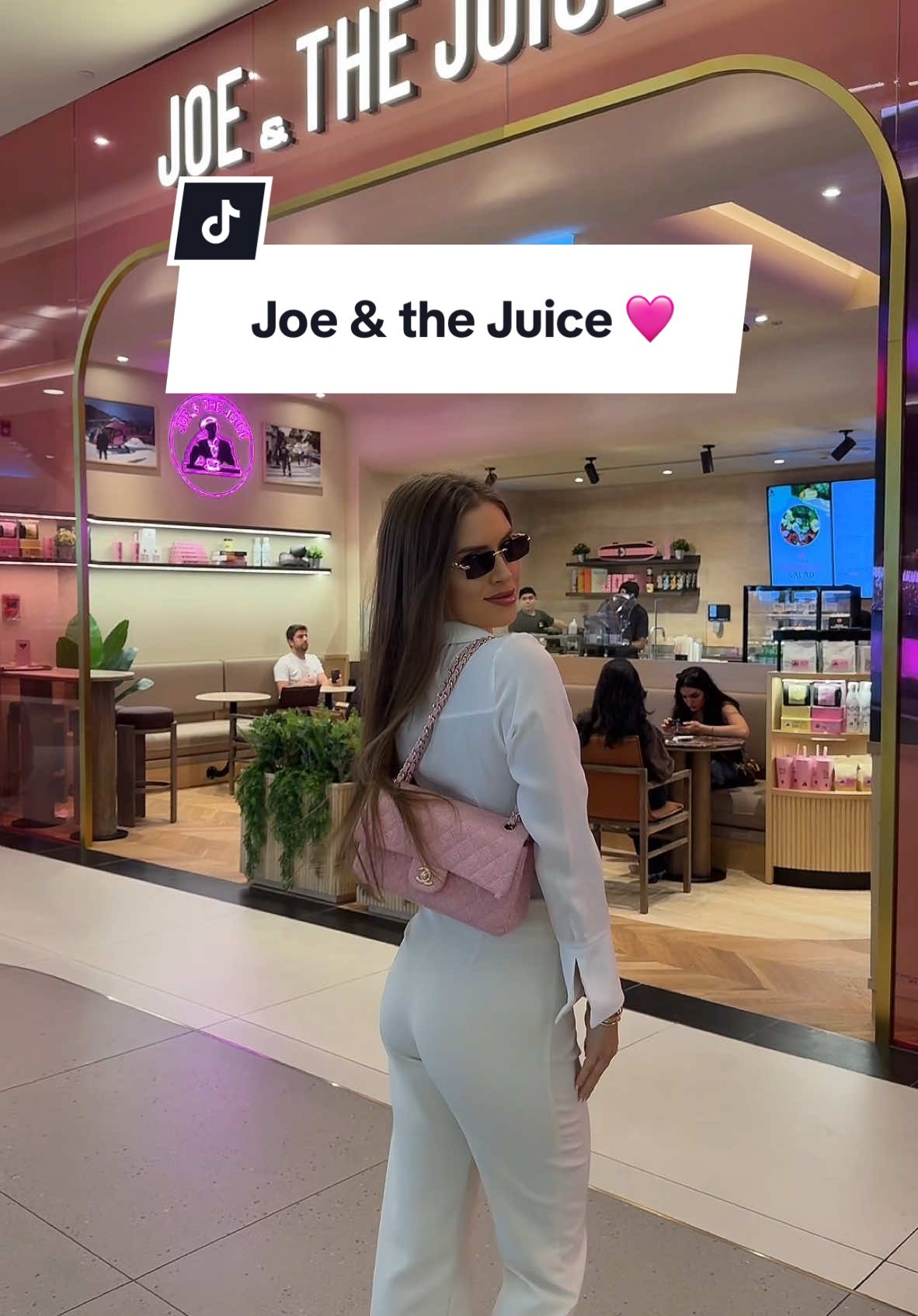 Just a girl and her @JOE & THE JUICE obsession 🍎🍵☕️ finally in Dubai Mall #joeandthejuice #dubaimall 