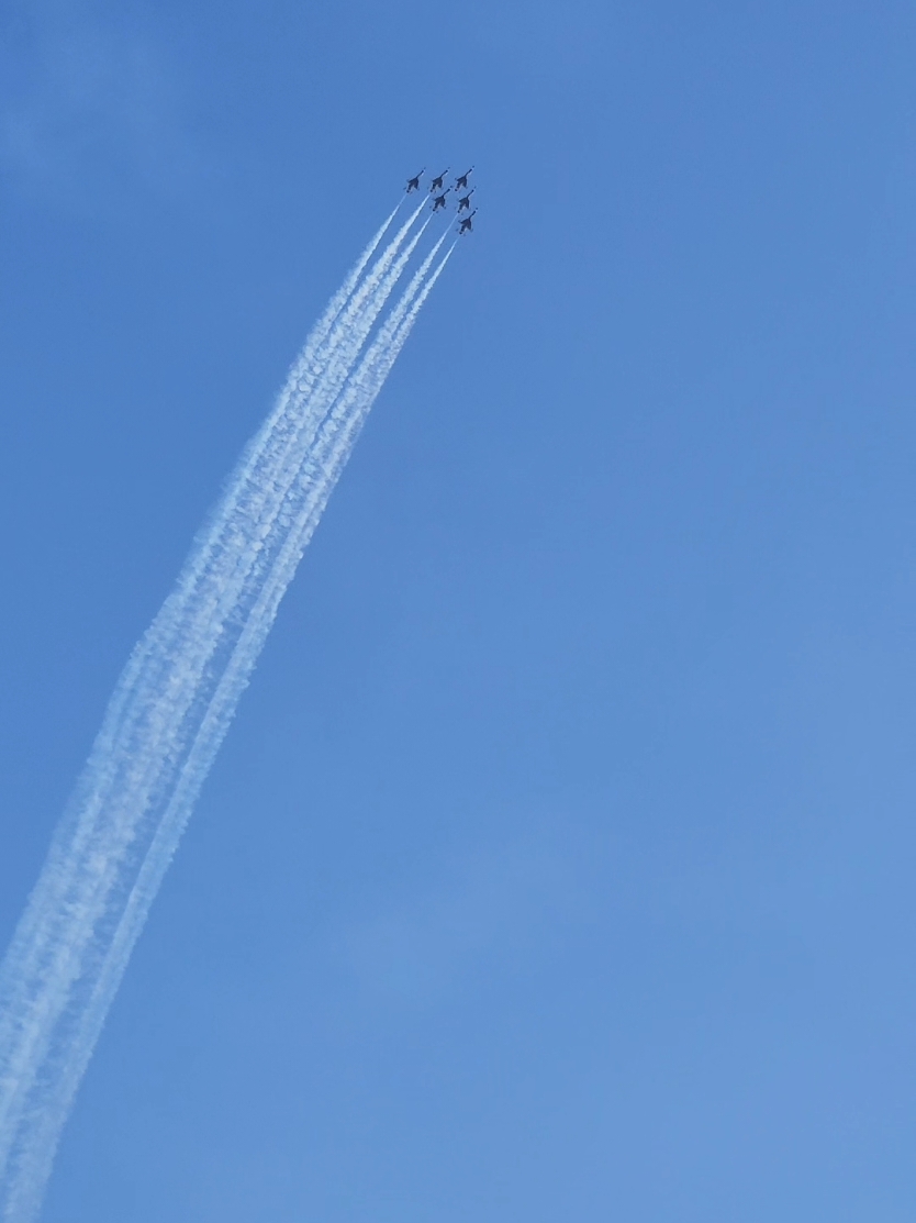 Amazed by the Jets at the Pacific Air Show @Pacific Airshow #pacificairshow #airshow #huntingtonbeach #jets #jet #flying #military #armedforces #airforce #navy #army #marines #show #flyinghigh #follow #foryou #foryoupage #fyp #amazed 