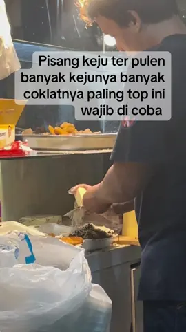 Dimana lagi ada pisang coklat keju tapi ngasih kejunya satu kotak gaess coklatnya melimpah masya allah ini jualan apa sedekah ..buruan yuk mampir ke sini .. lokasi tidak jauh dari kcm greenland and harap antri ya gaes  “ so langsung sambangi ya rek “ #pisangkeju #pisangcoklatkeju #jualanamanah #jualansedekah #makananviral #makananindonesia #cemilansaathujan #kcmgreenland #gresik #gresikselatan #menganti #surabayabarat #fyp #trending #viral #viralvideo #fypシ゚ 