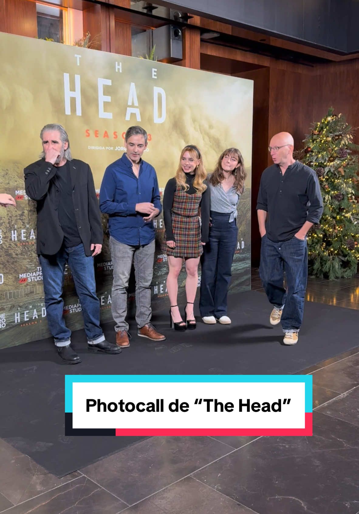 Photocall de la T3 de “The Head” que vais a poder ver en #maxespaña #max #series #thehead #photo #photocall #foto #presentacion #theheadserie #thehead3  #redcarpet #alfombraroja #claragalle #johnlynch #katharineodonnelly #jorgedorado #rantellem 