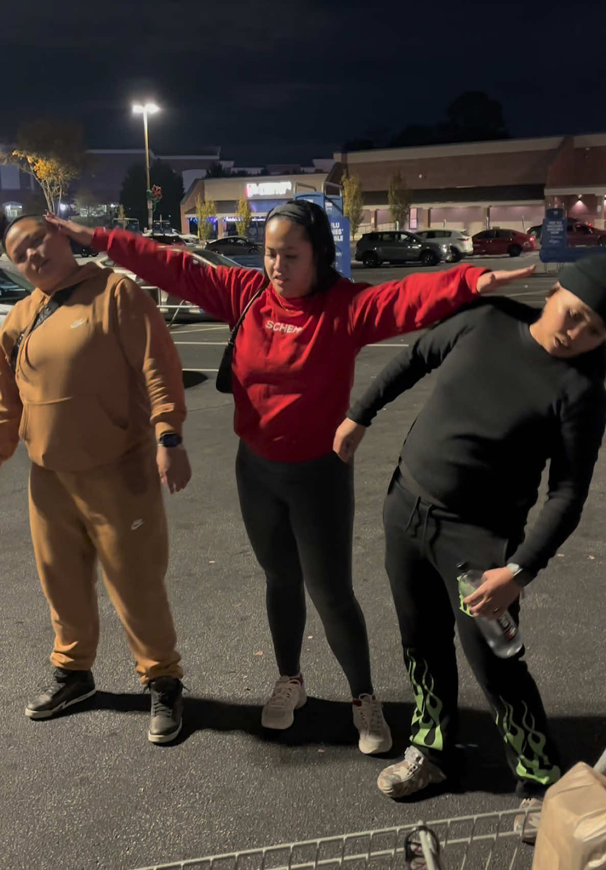 How did forget about this lmfaooo we literally sat in the parking lot for 10+ @BIG AMY @Bren💚 @Katt.thu #fypシ #trending #Siblings #sisters #cartroubles #groceryhaul 