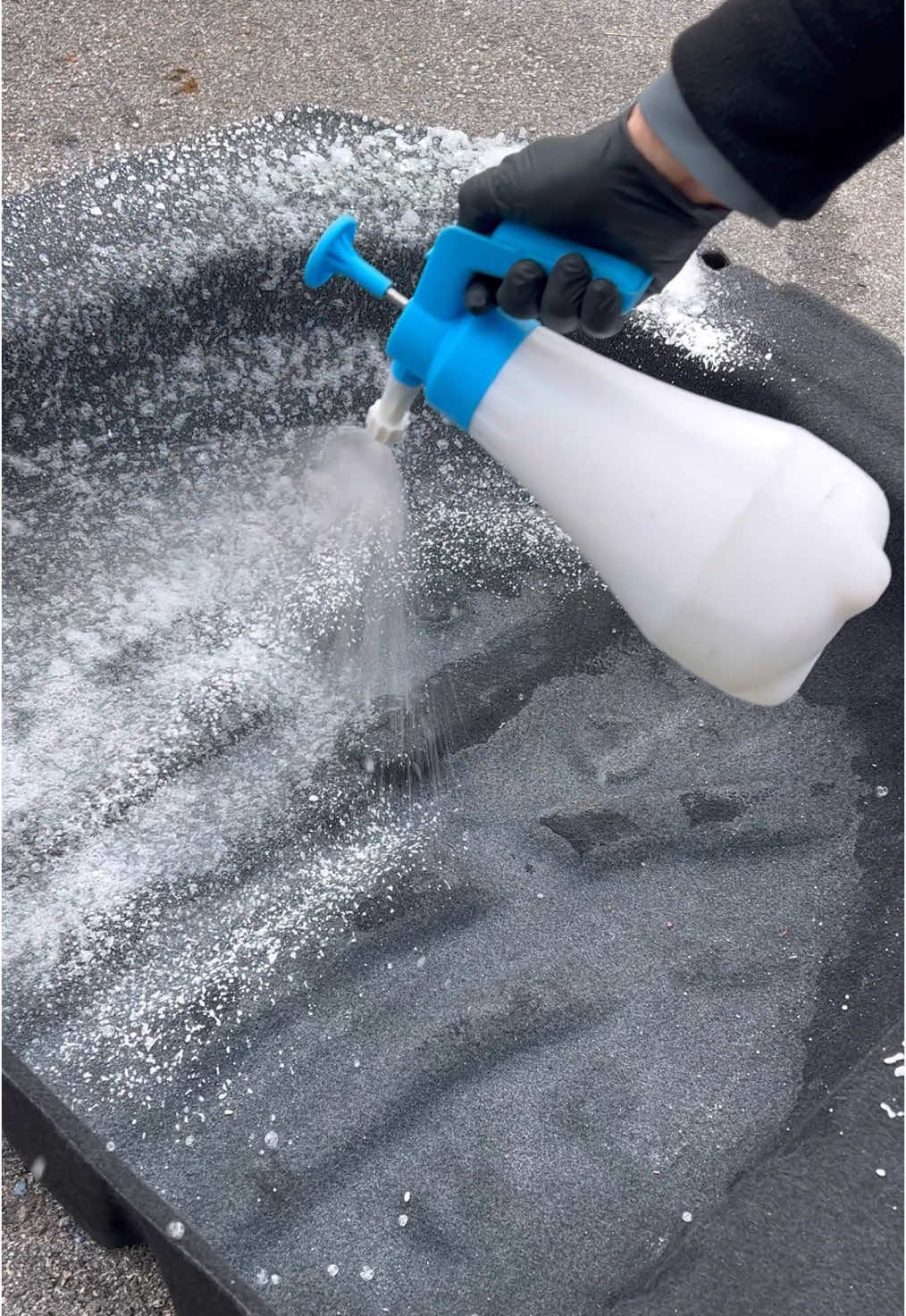 Nettoyage satisfaisant pour cette moquette de coffre remplie de lait 🥛 #CleanTok #oddlysatisfying #carwash #carcleaning #satisfying #carpetcleaning 